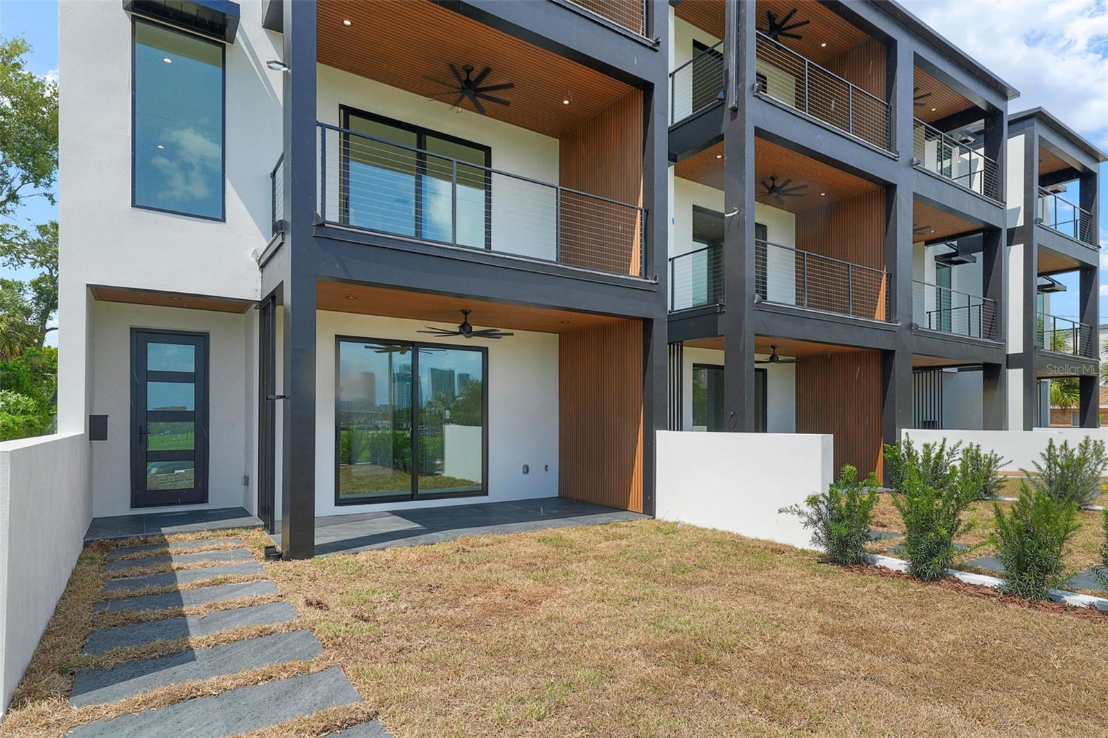 Image 9 of 74 For 501 Ross Avenue 1