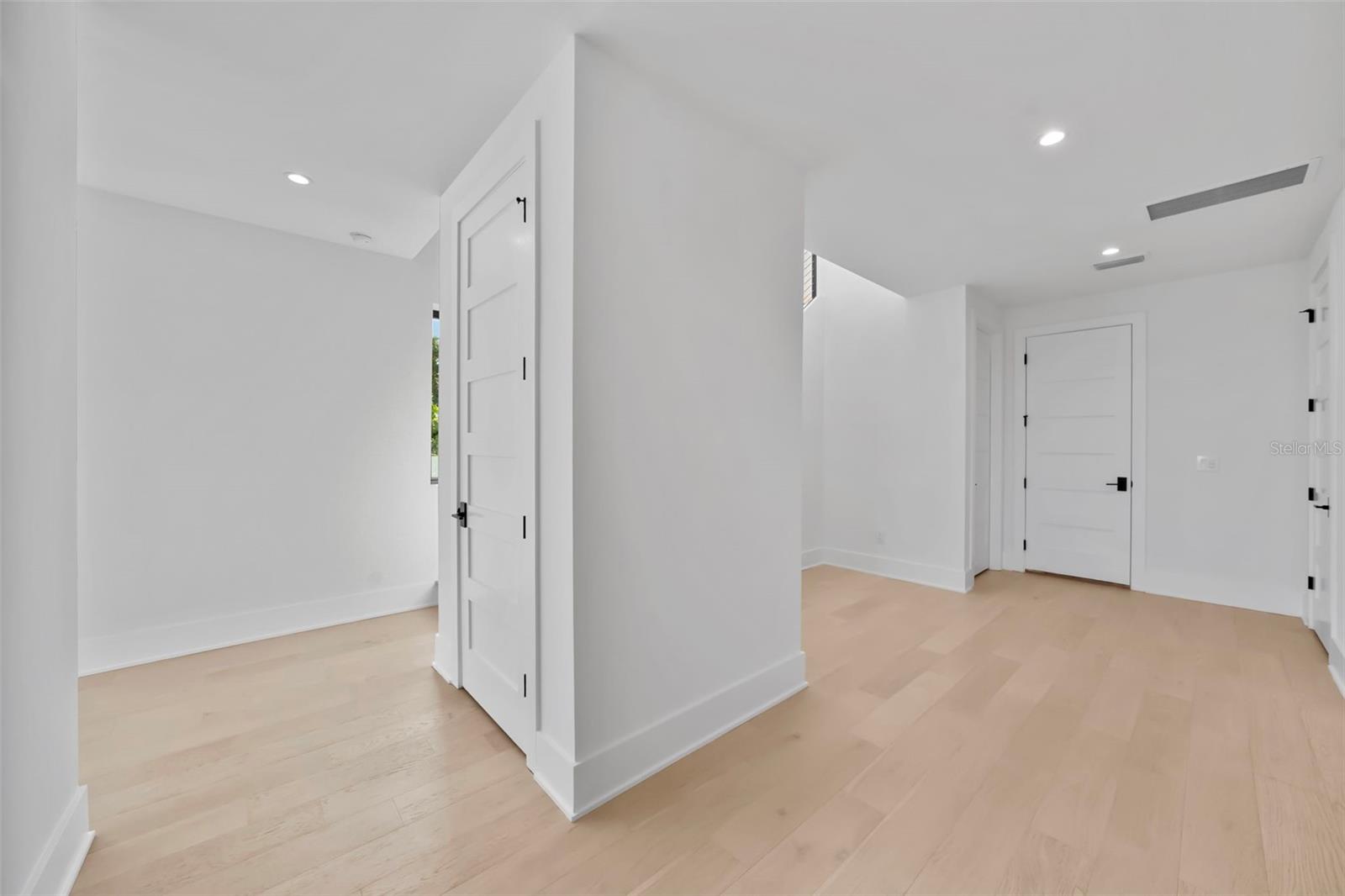 Image 12 of 97 For 501 Ross Avenue 1