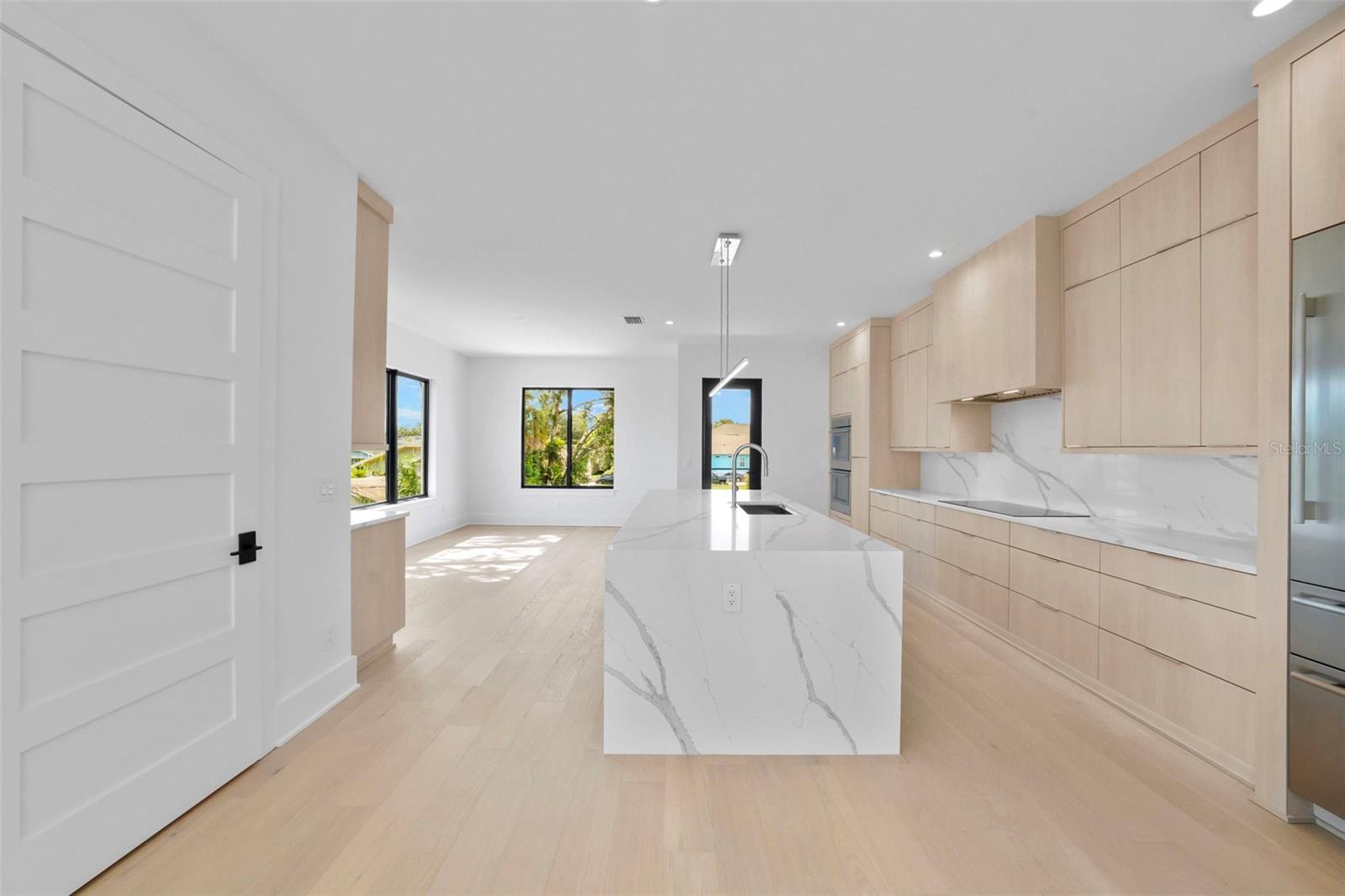 Image 33 of 97 For 501 Ross Avenue 1