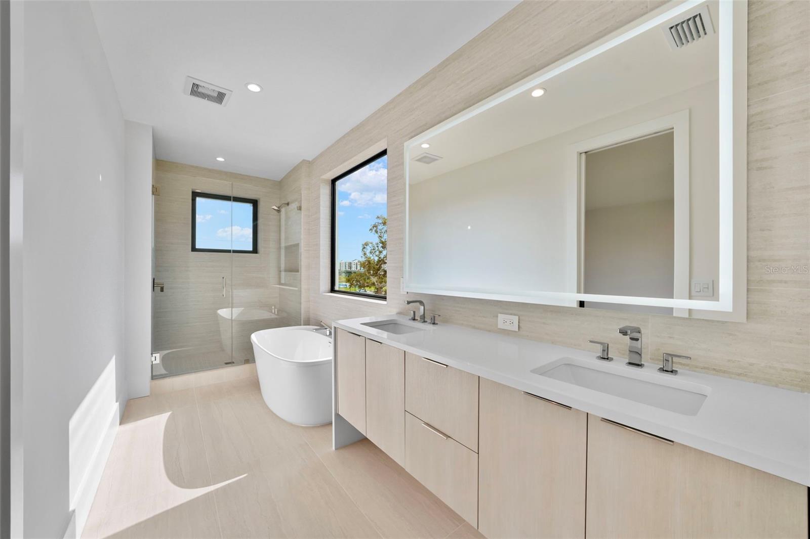 Image 52 of 97 For 501 Ross Avenue 1