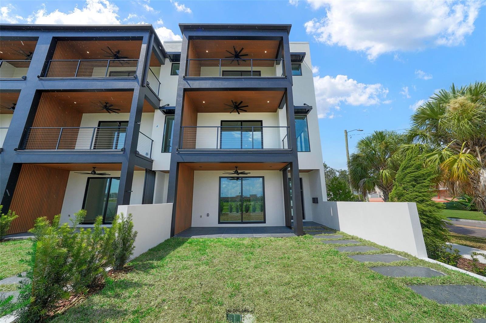 Image 77 of 97 For 501 Ross Avenue 1