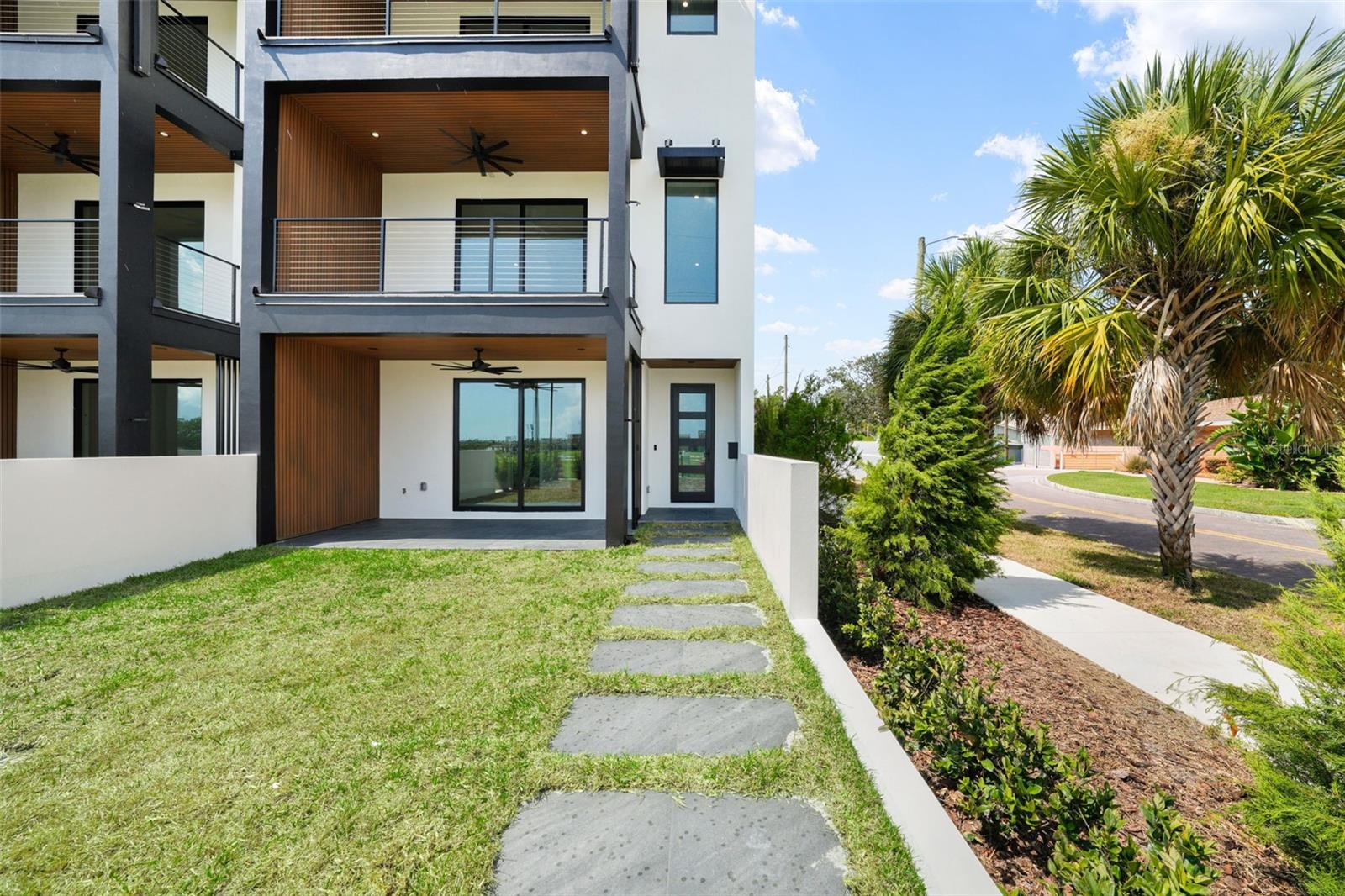 Image 82 of 97 For 501 Ross Avenue 1