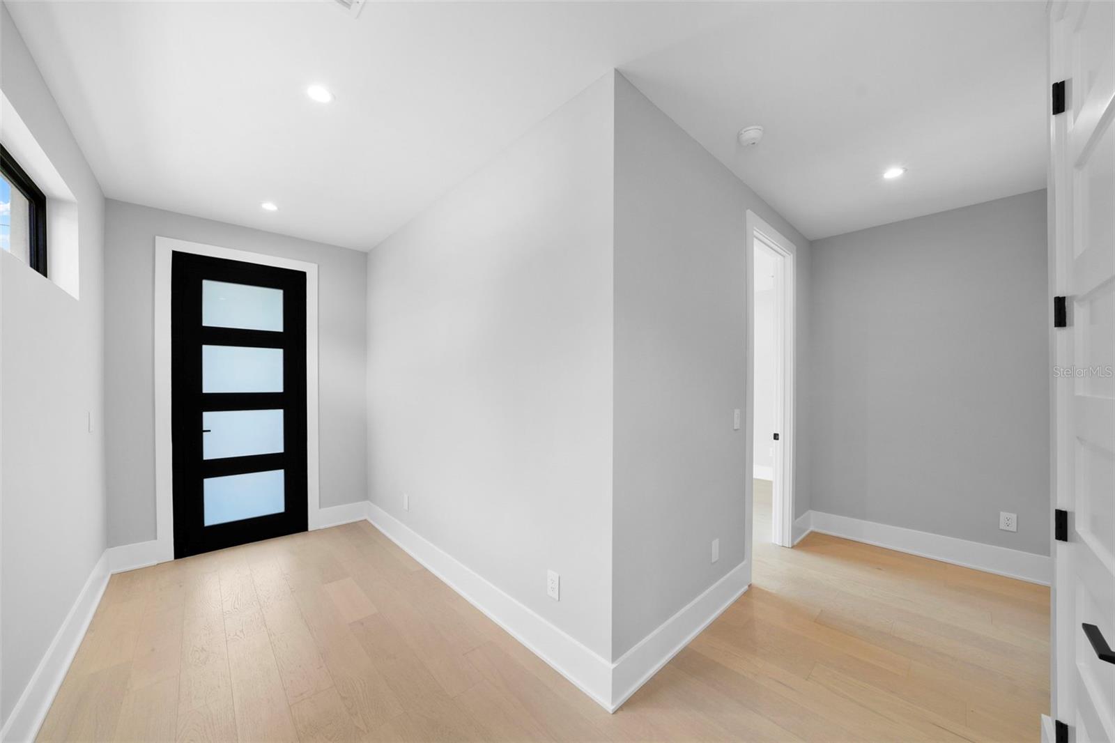 Image 87 of 97 For 501 Ross Avenue 1