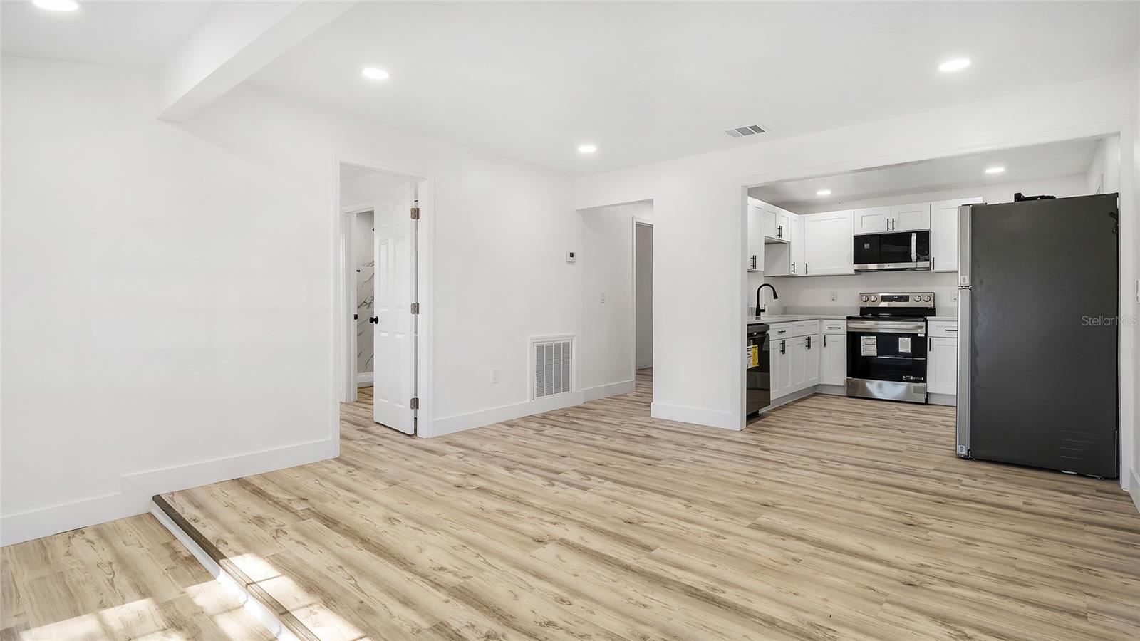 Image 12 of 40 For 3925 Robson Street