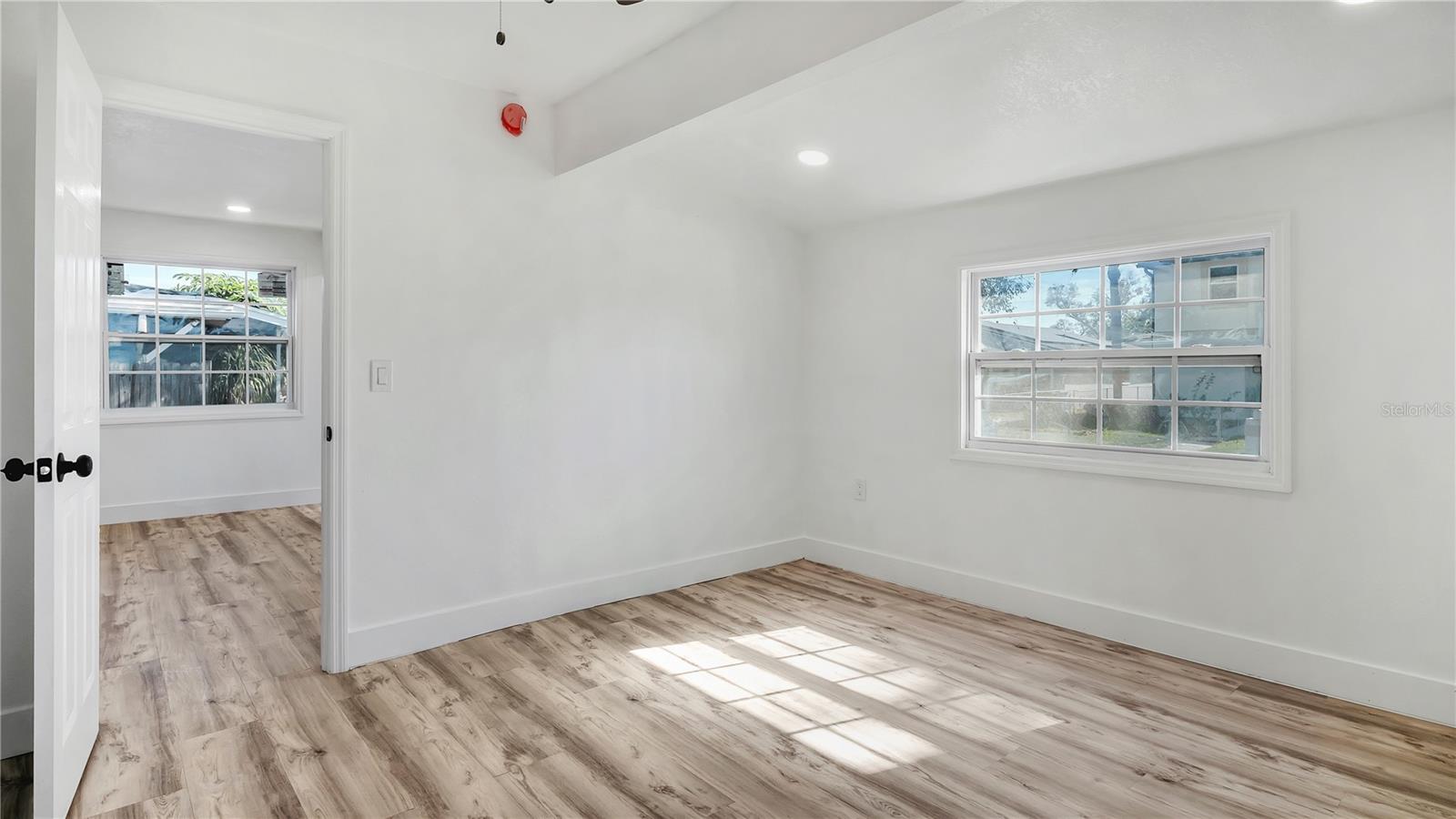 Image 19 of 40 For 3925 Robson Street