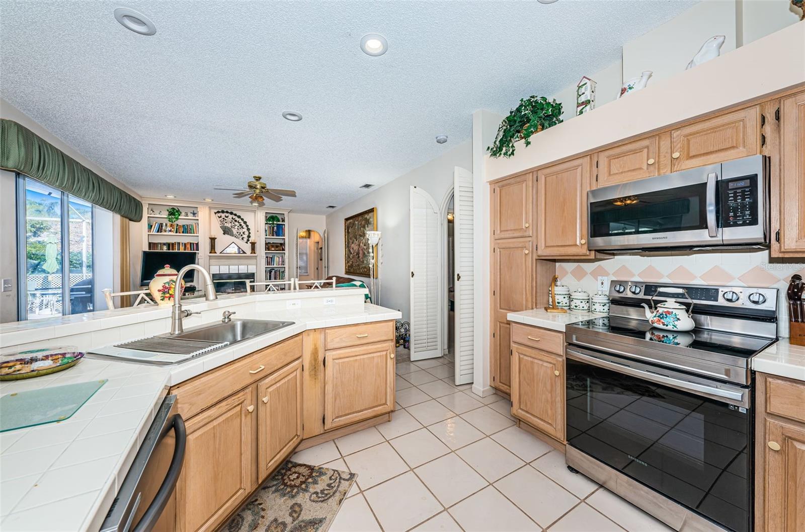 Image 20 of 65 For 2700 Jarvis Circle