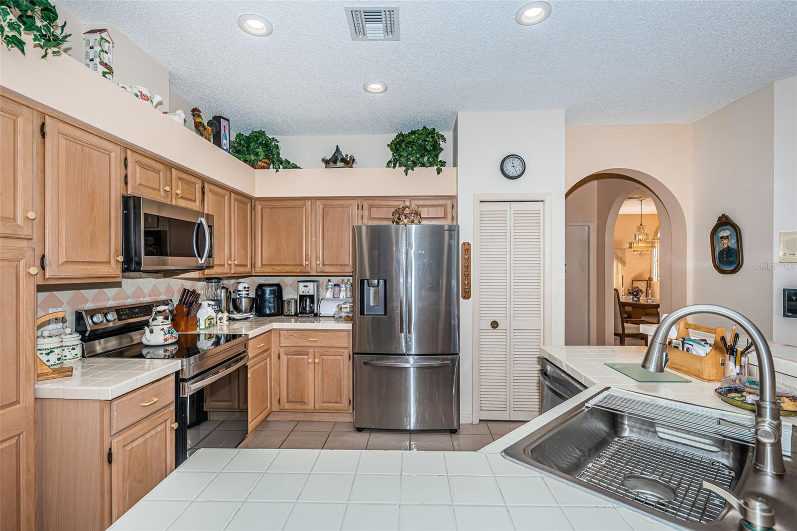 Image 22 of 65 For 2700 Jarvis Circle