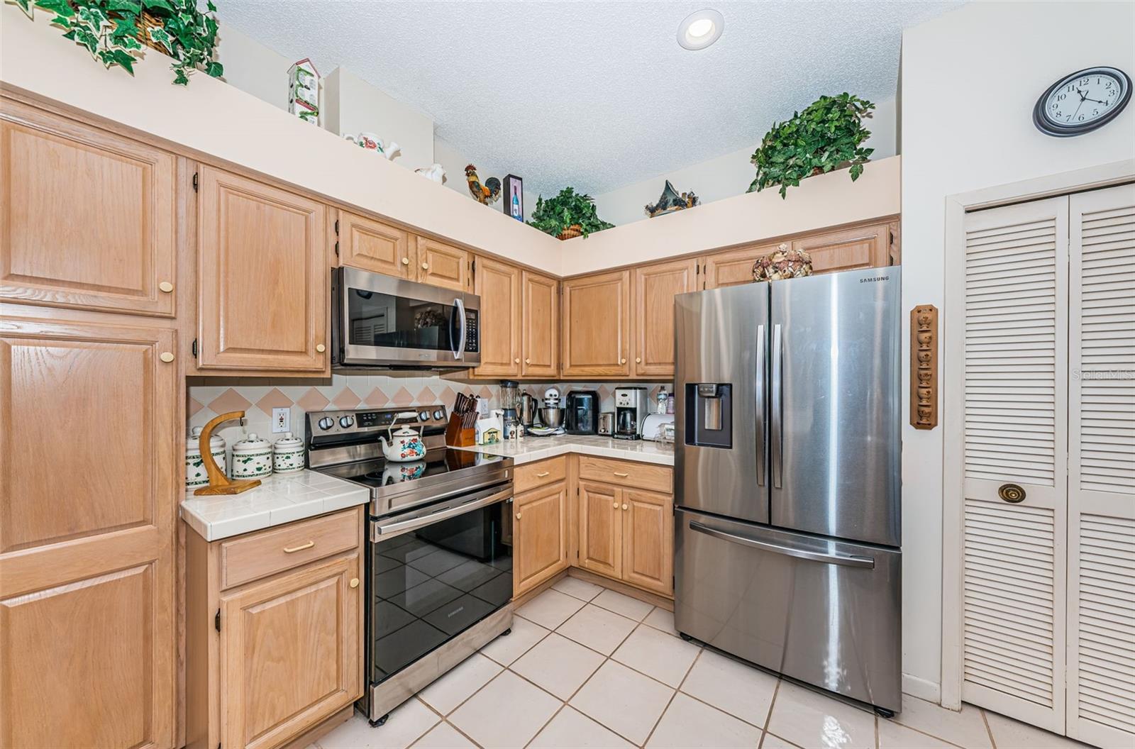 Image 24 of 65 For 2700 Jarvis Circle