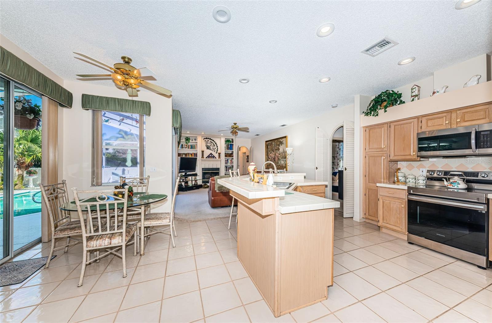 Image 27 of 65 For 2700 Jarvis Circle