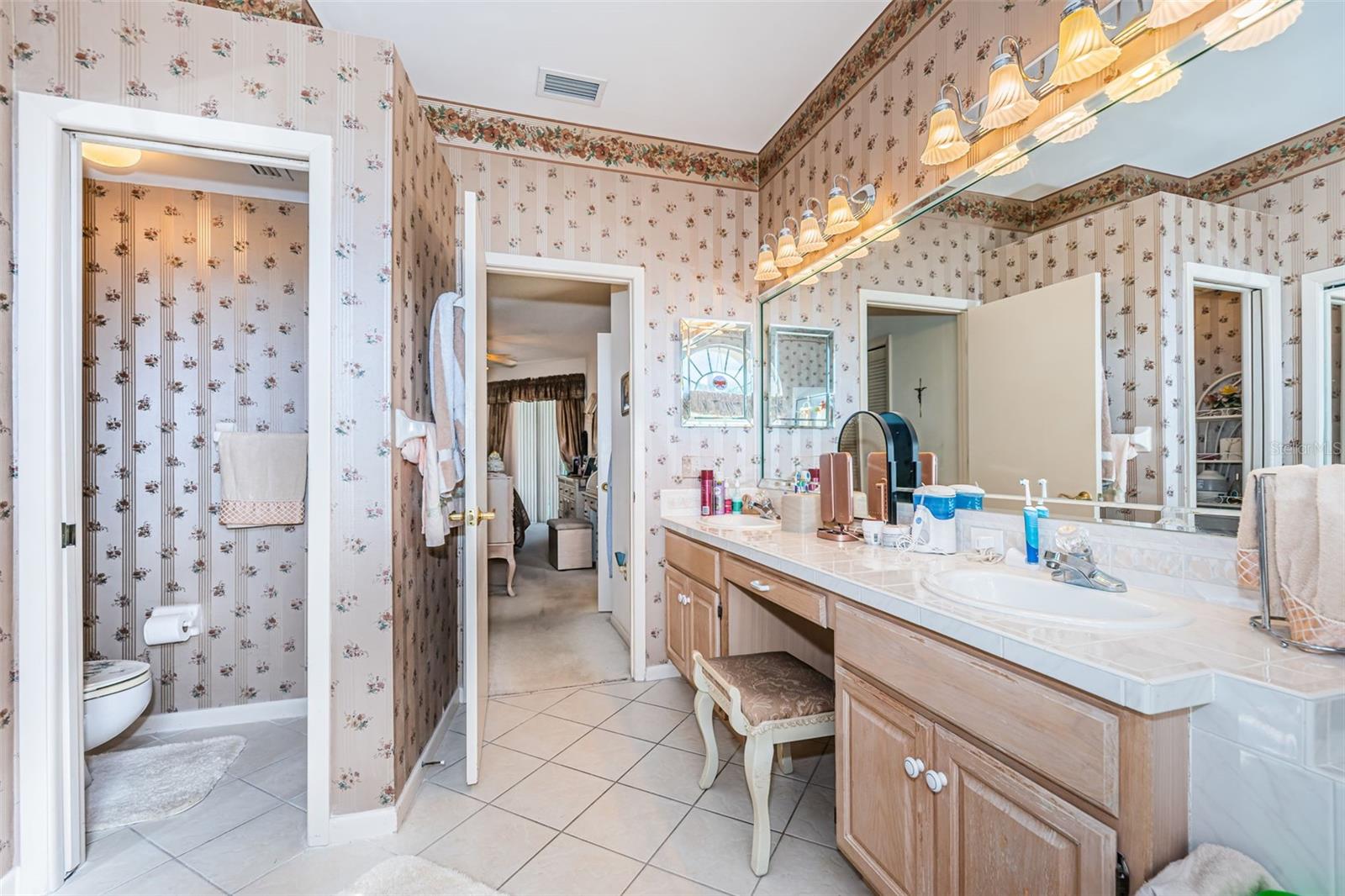 Image 36 of 65 For 2700 Jarvis Circle