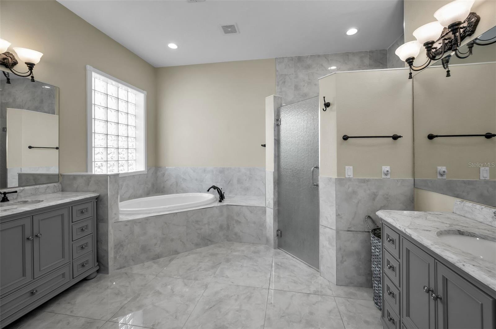 Image 20 of 75 For 10622 Cape Hatteras Drive