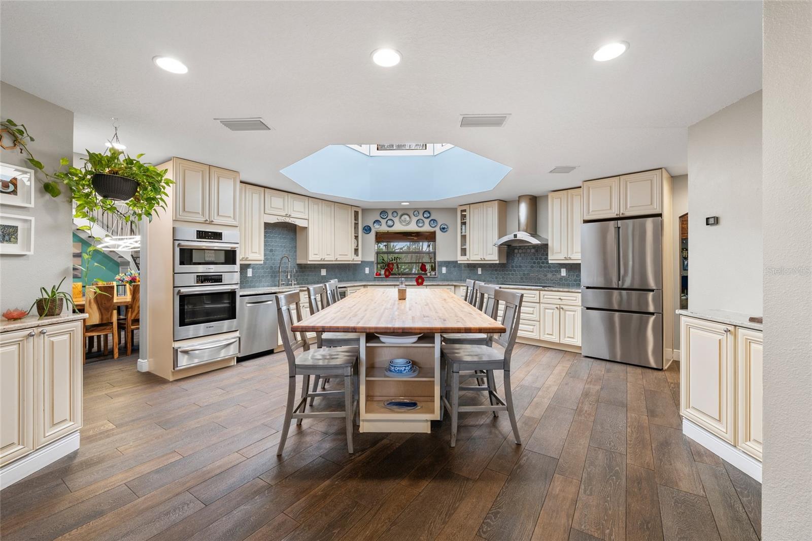 Image 7 of 81 For 602 Druid Way