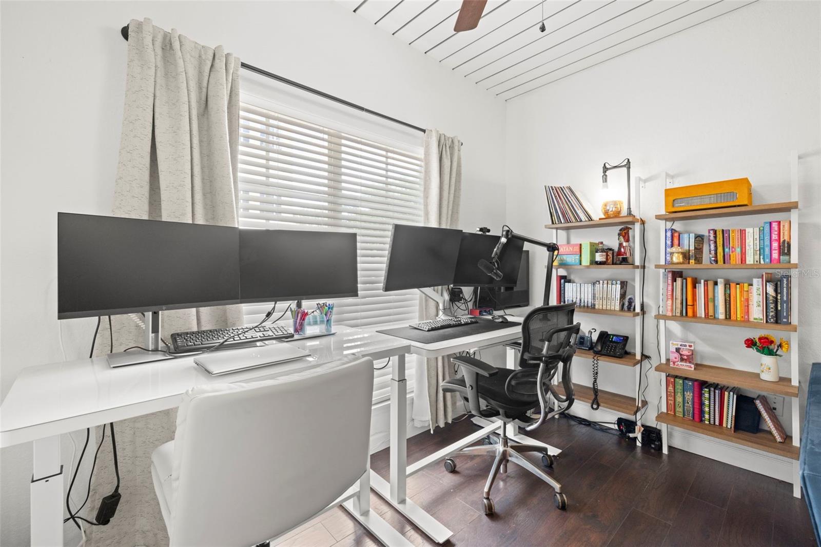 Image 12 of 24 For 2410 Azeele Street 214