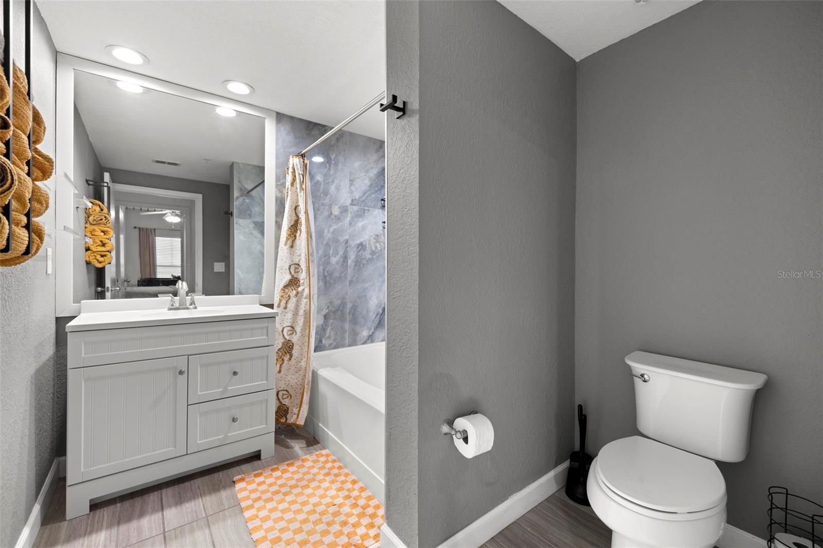 Image 14 of 24 For 2410 Azeele Street 214