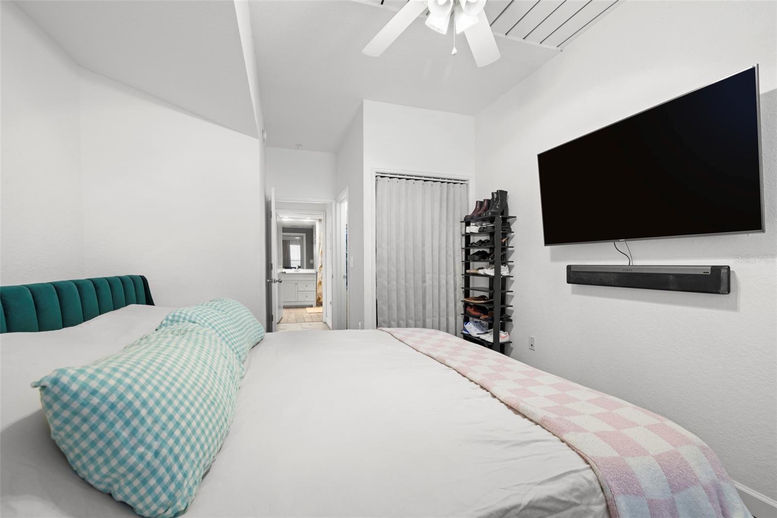 Image 16 of 24 For 2410 Azeele Street 214