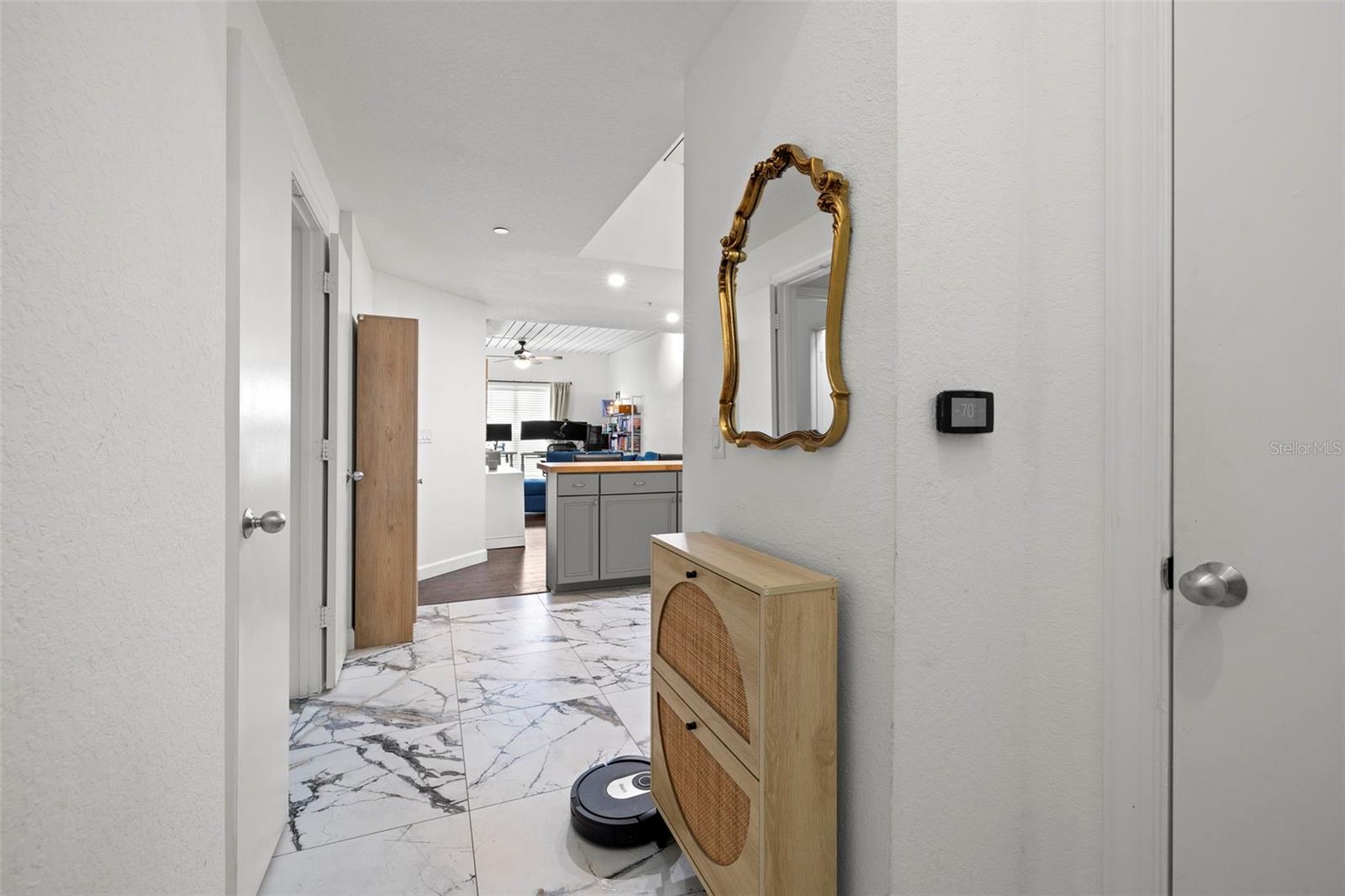 Image 3 of 24 For 2410 Azeele Street 214