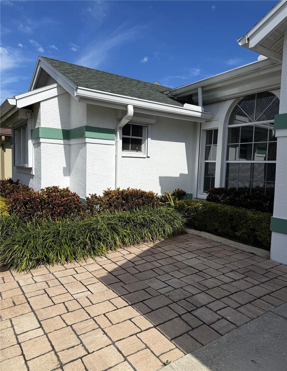 Listing photo id 0 for 10531 36th Street N