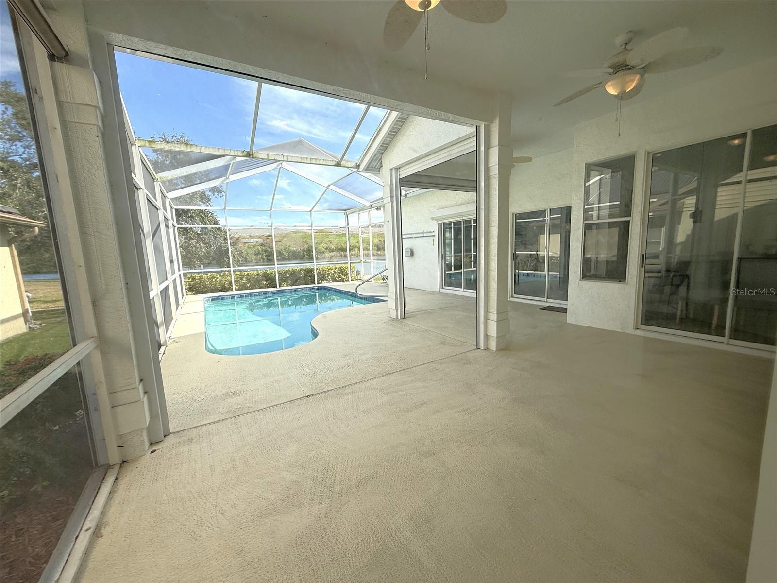 Listing photo id 19 for 10531 36th Street N