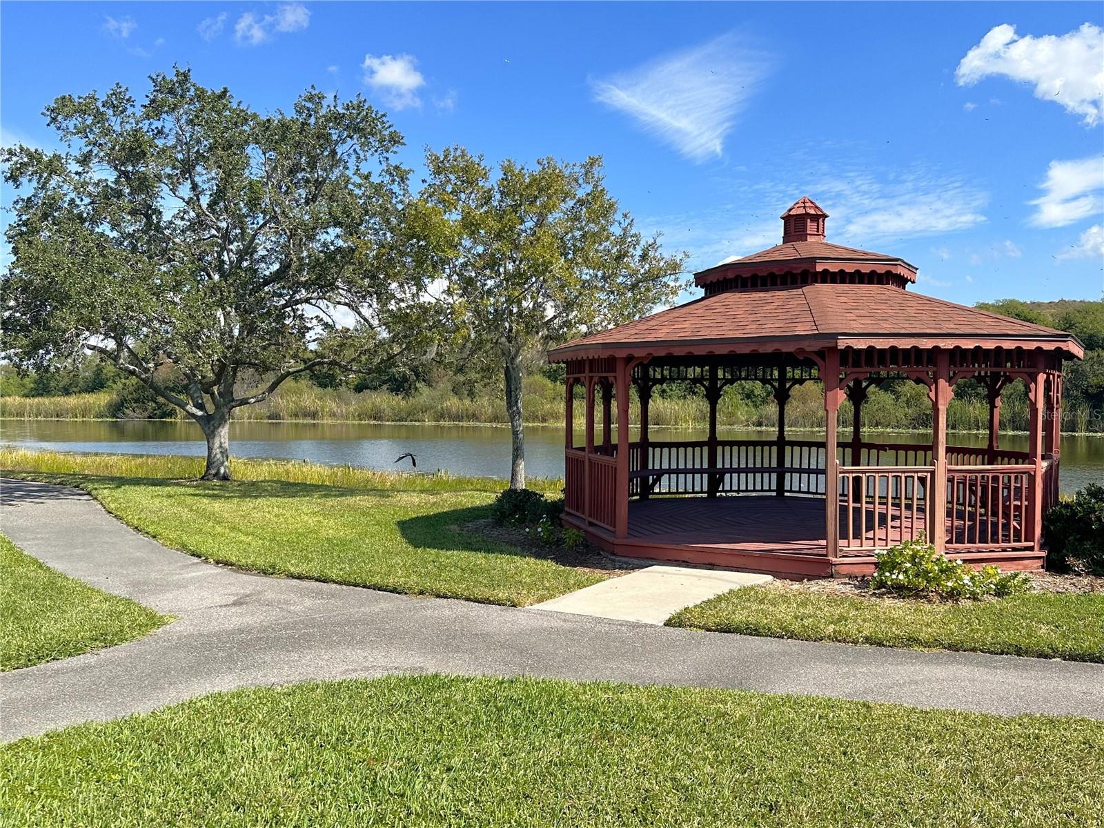 Listing photo id 23 for 10531 36th Street N