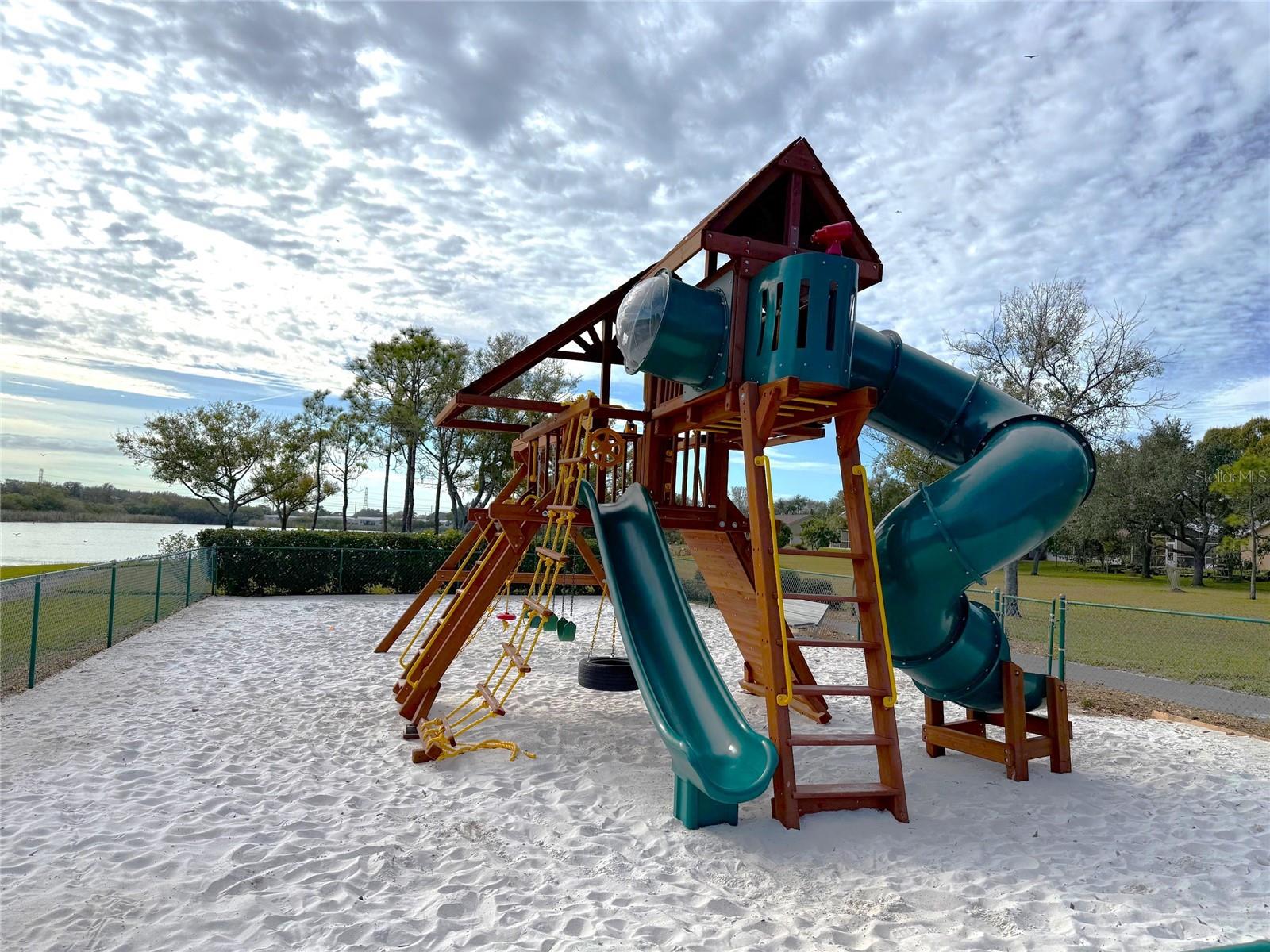 Listing photo id 26 for 10531 36th Street N