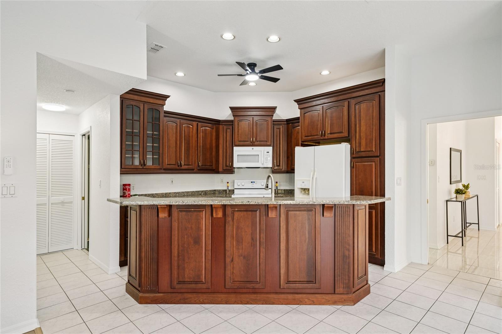 Listing photo id 2 for 10531 36th Street N