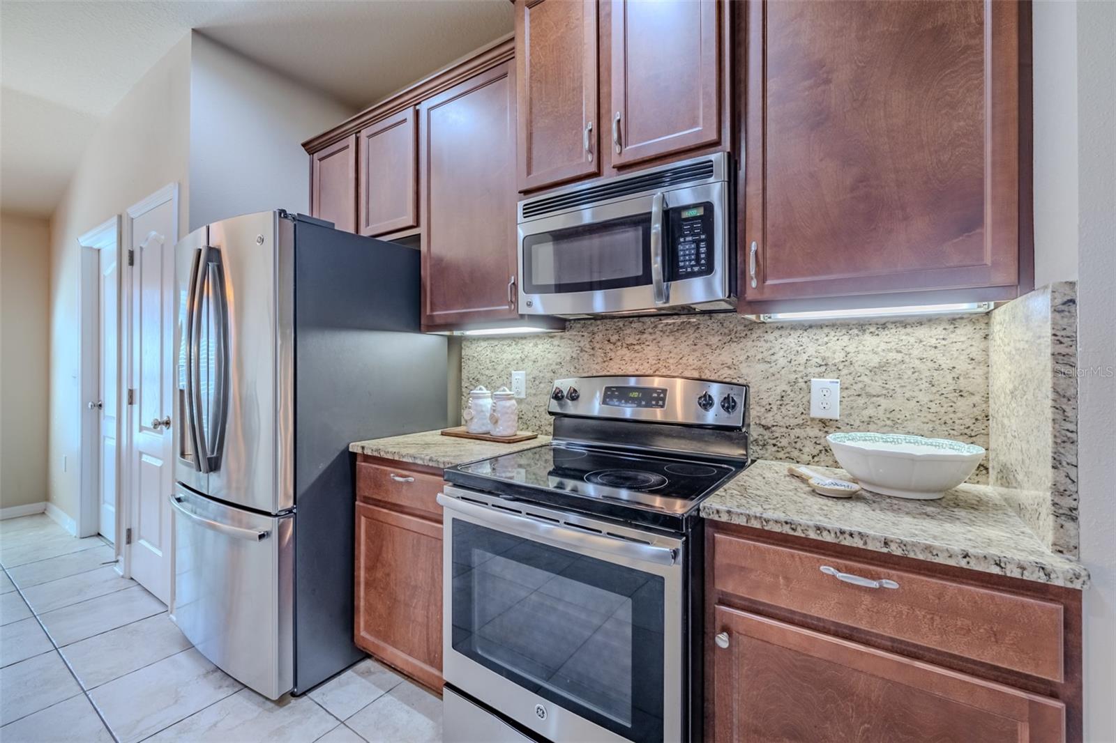 Listing photo id 3 for 6728 Wild Elm Court