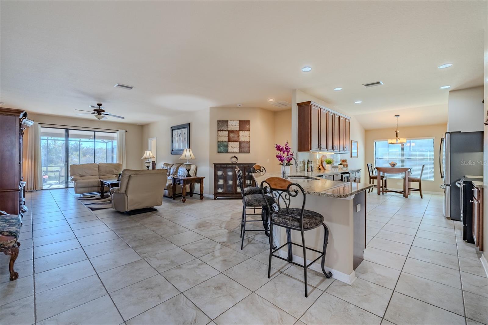 Listing photo id 7 for 6728 Wild Elm Court