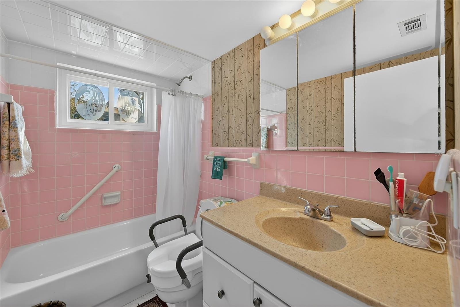 Image 11 of 28 For 11201 80th Avenue N 201