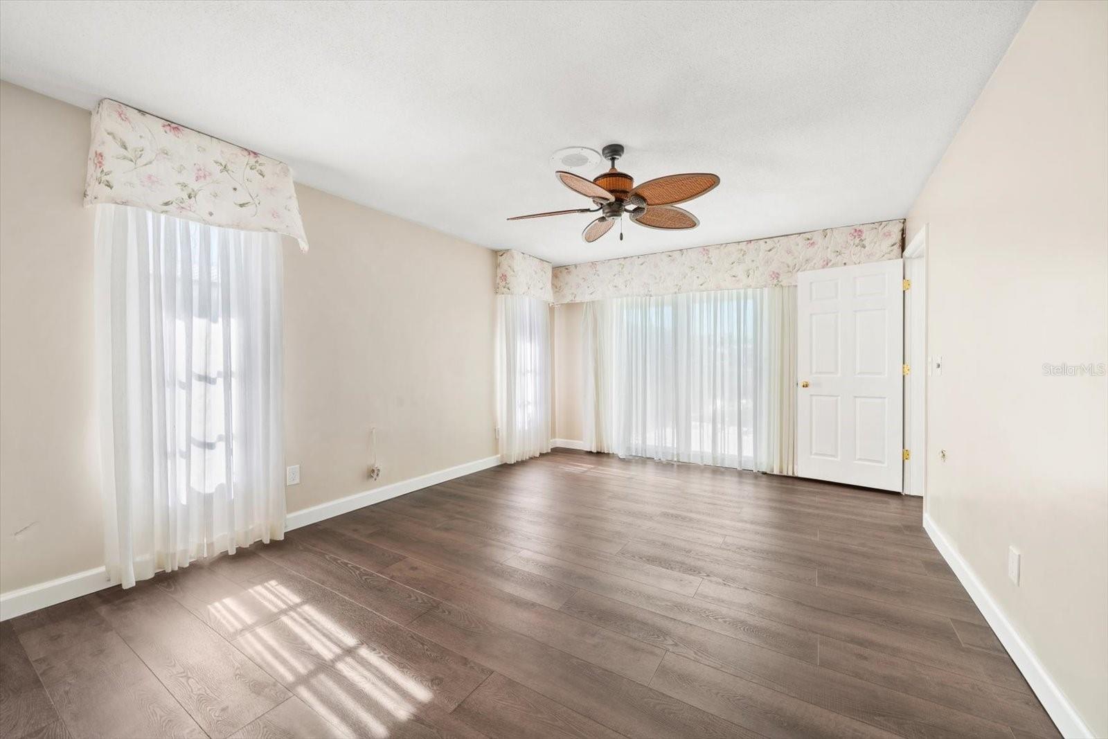 Image 28 of 68 For 878 Harbor Island