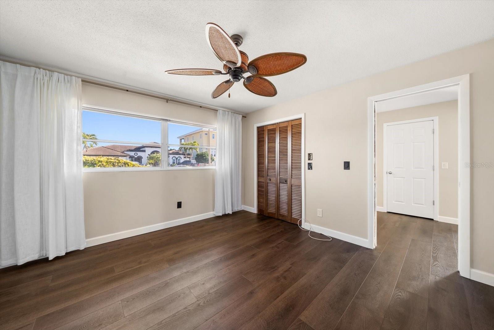 Image 32 of 68 For 878 Harbor Island