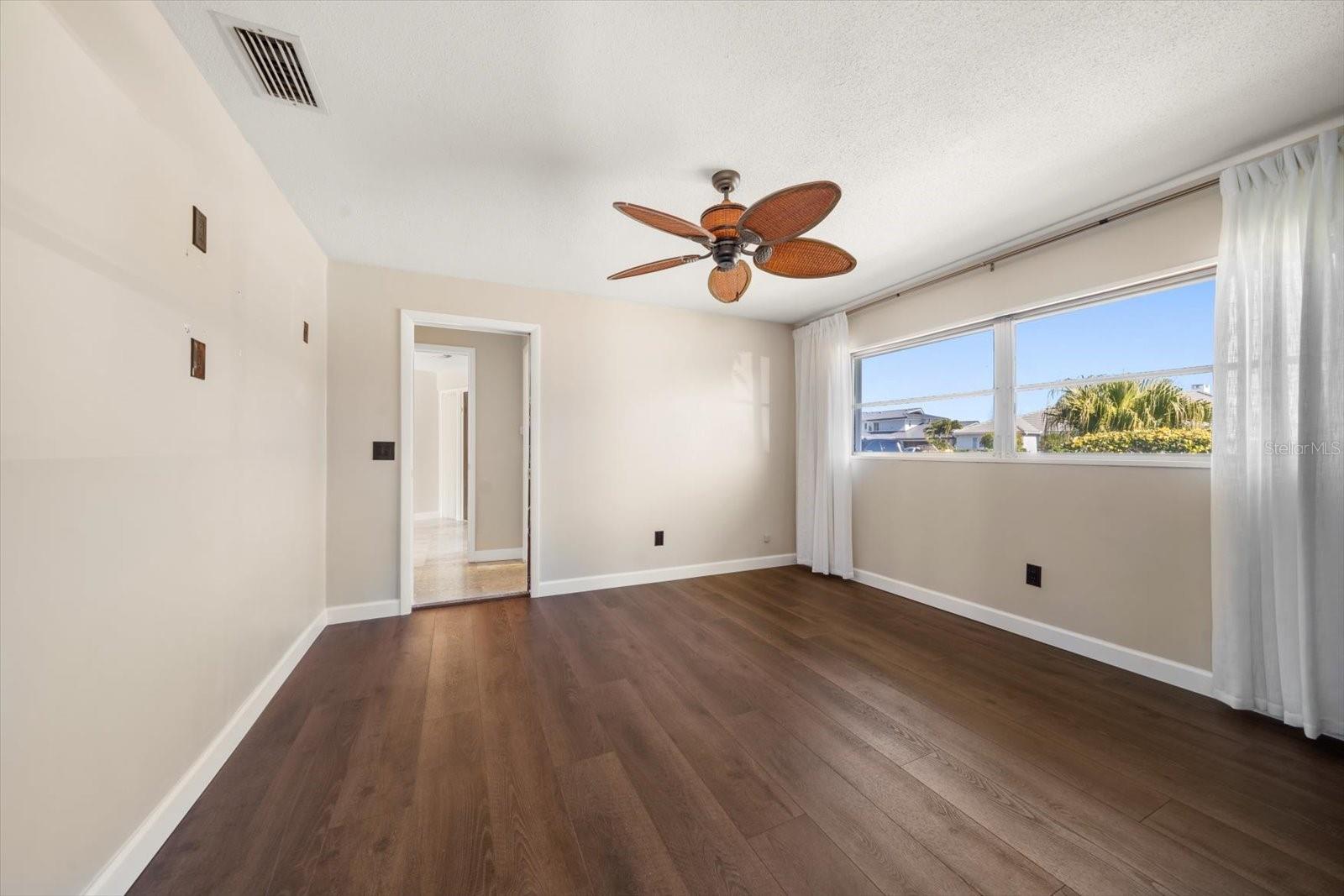 Image 33 of 68 For 878 Harbor Island