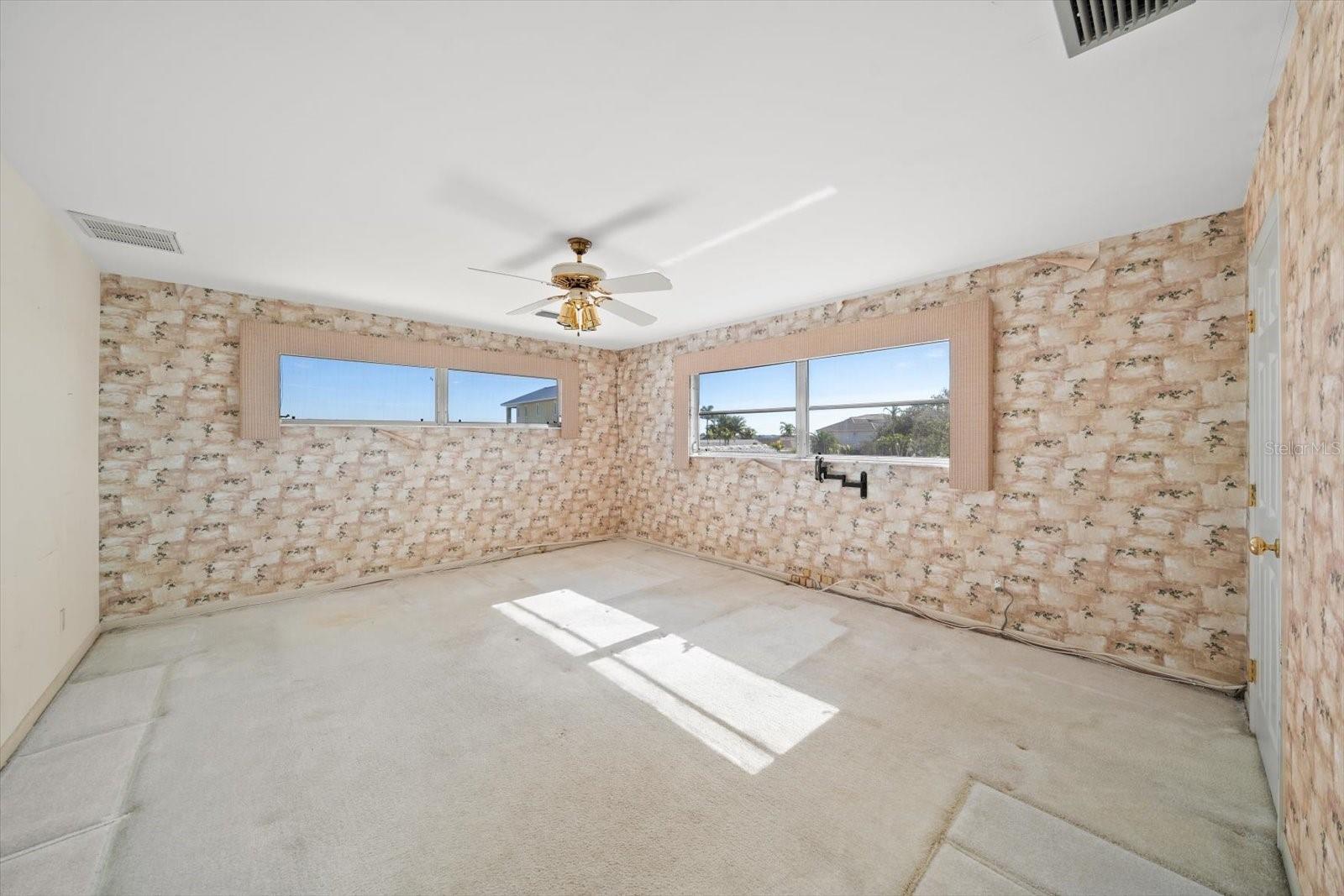 Image 38 of 68 For 878 Harbor Island