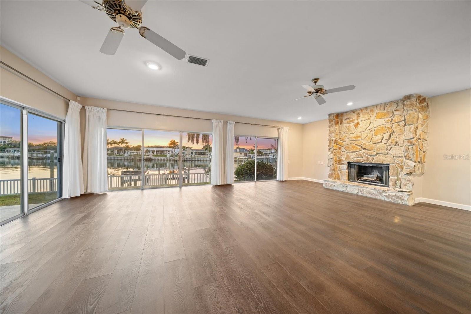 Image 4 of 68 For 878 Harbor Island