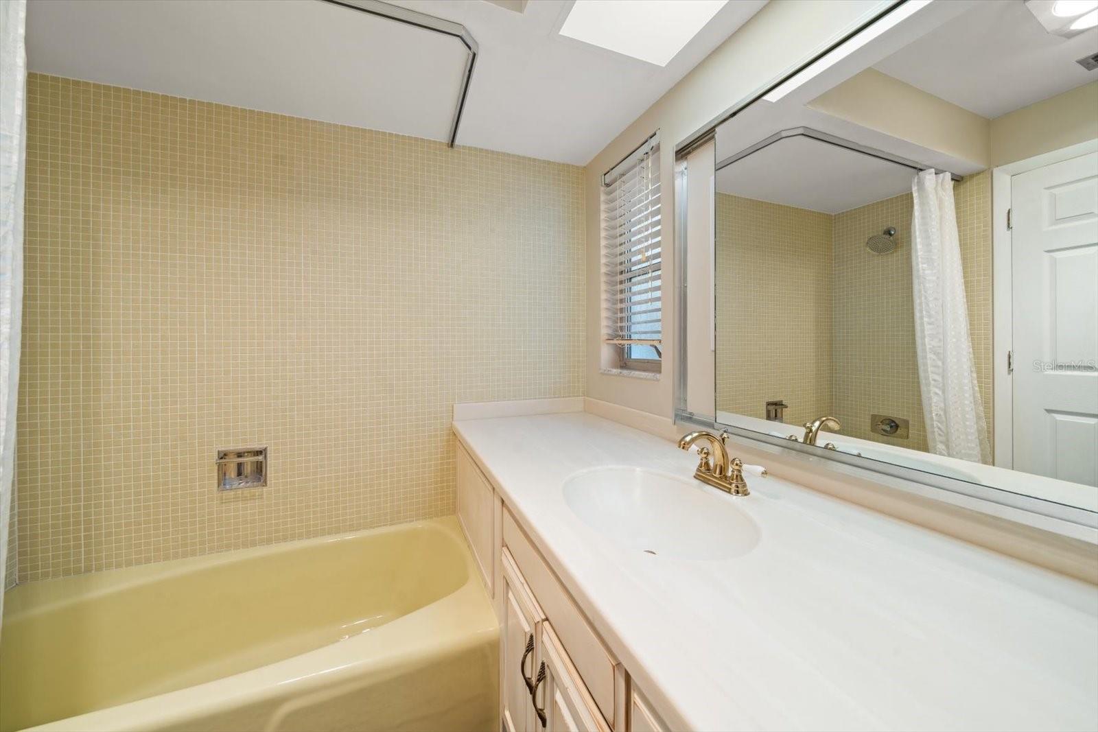 Image 47 of 68 For 878 Harbor Island