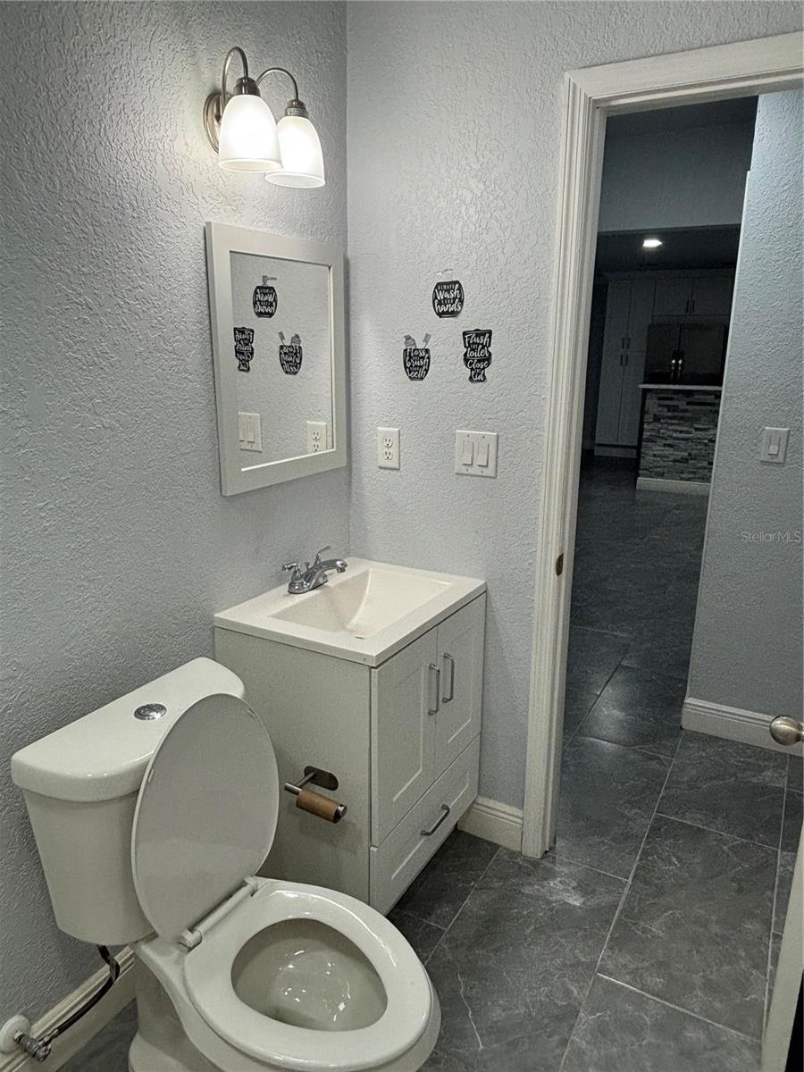 Listing photo id 10 for 7185 Holiday Drive