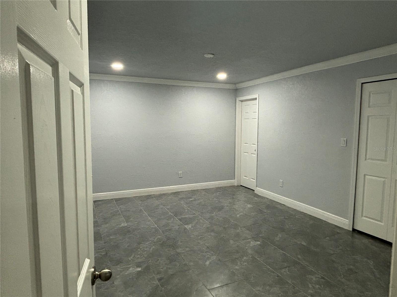 Listing photo id 11 for 7185 Holiday Drive