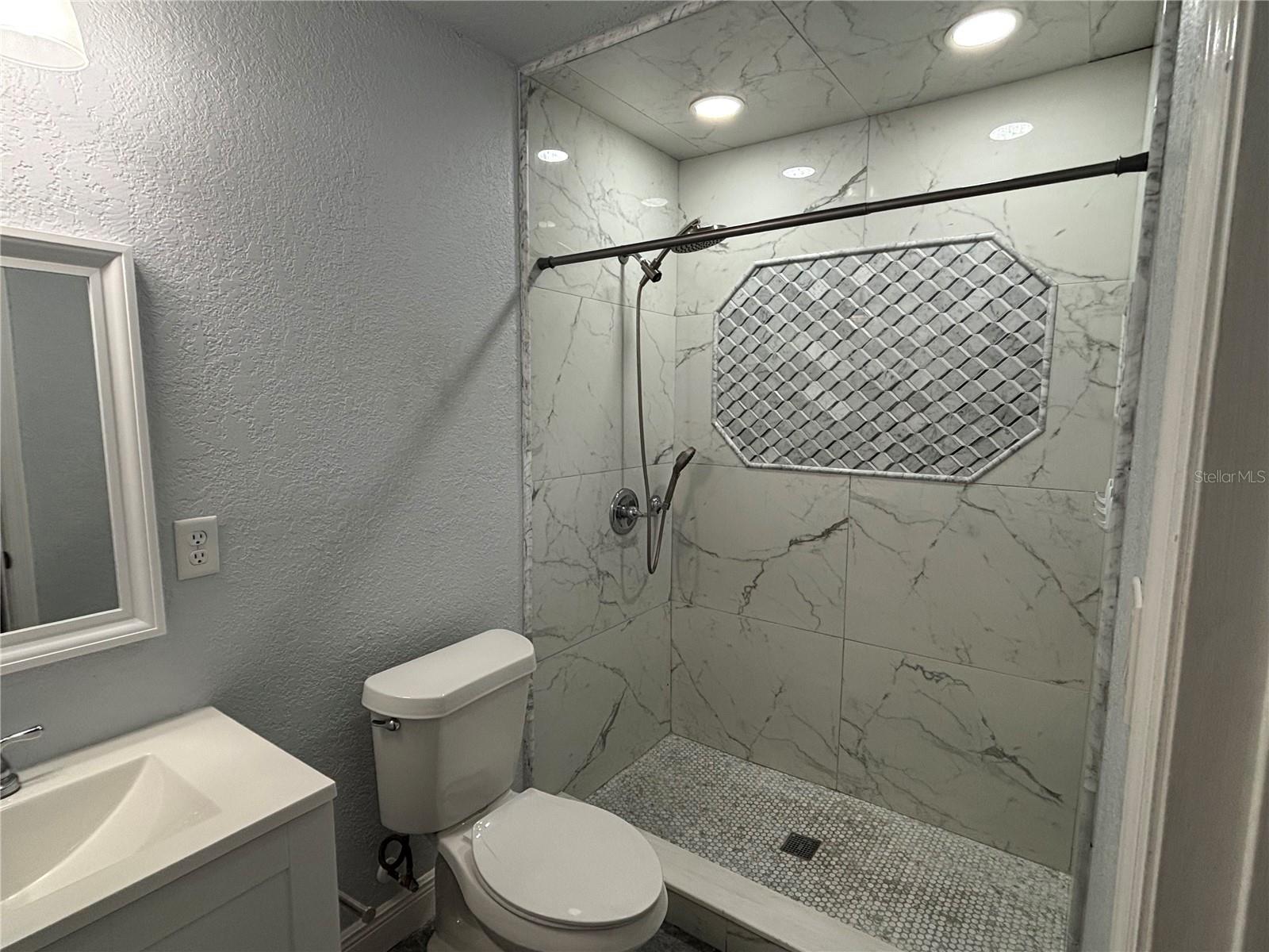 Listing photo id 13 for 7185 Holiday Drive