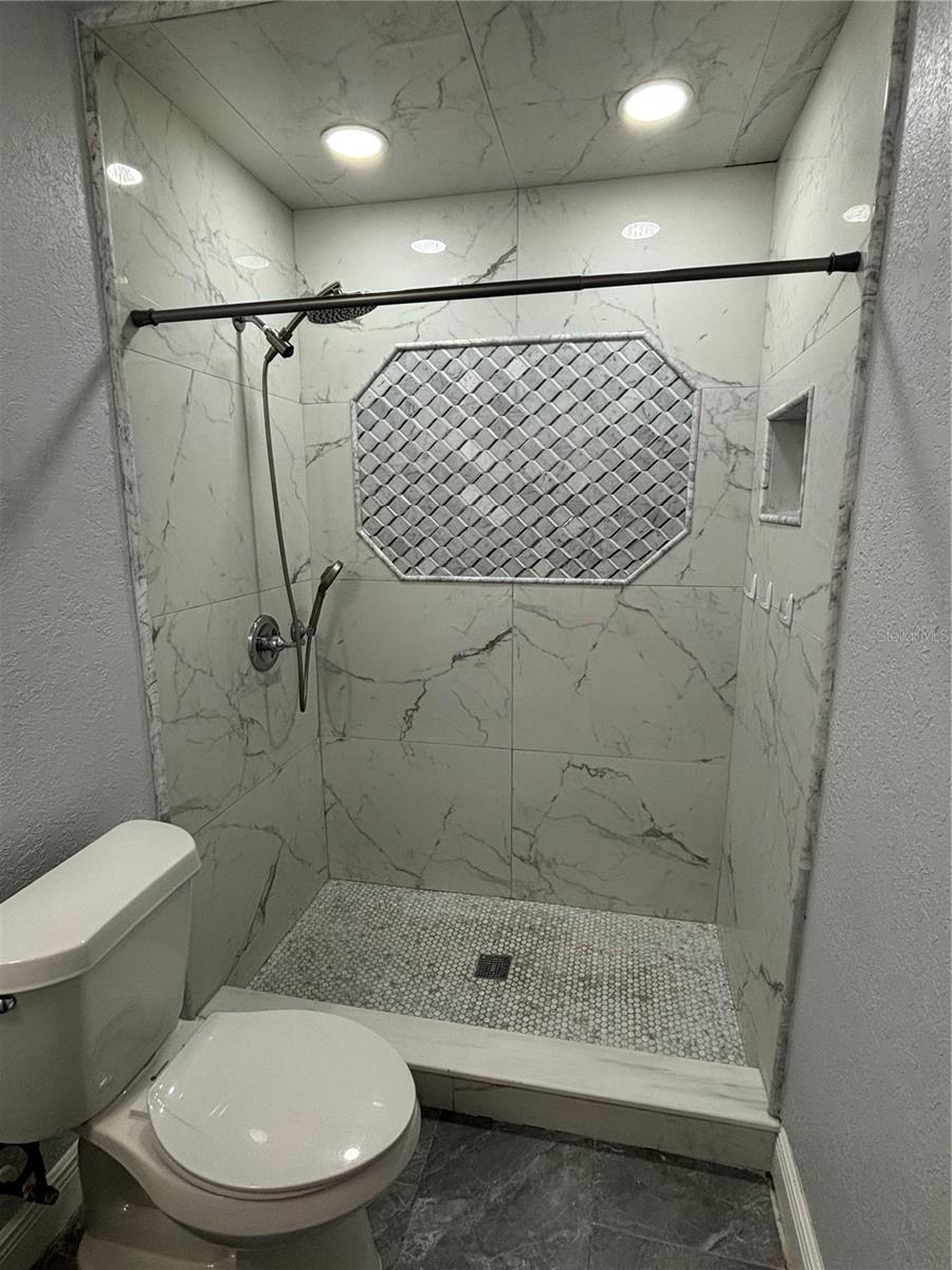 Listing photo id 14 for 7185 Holiday Drive