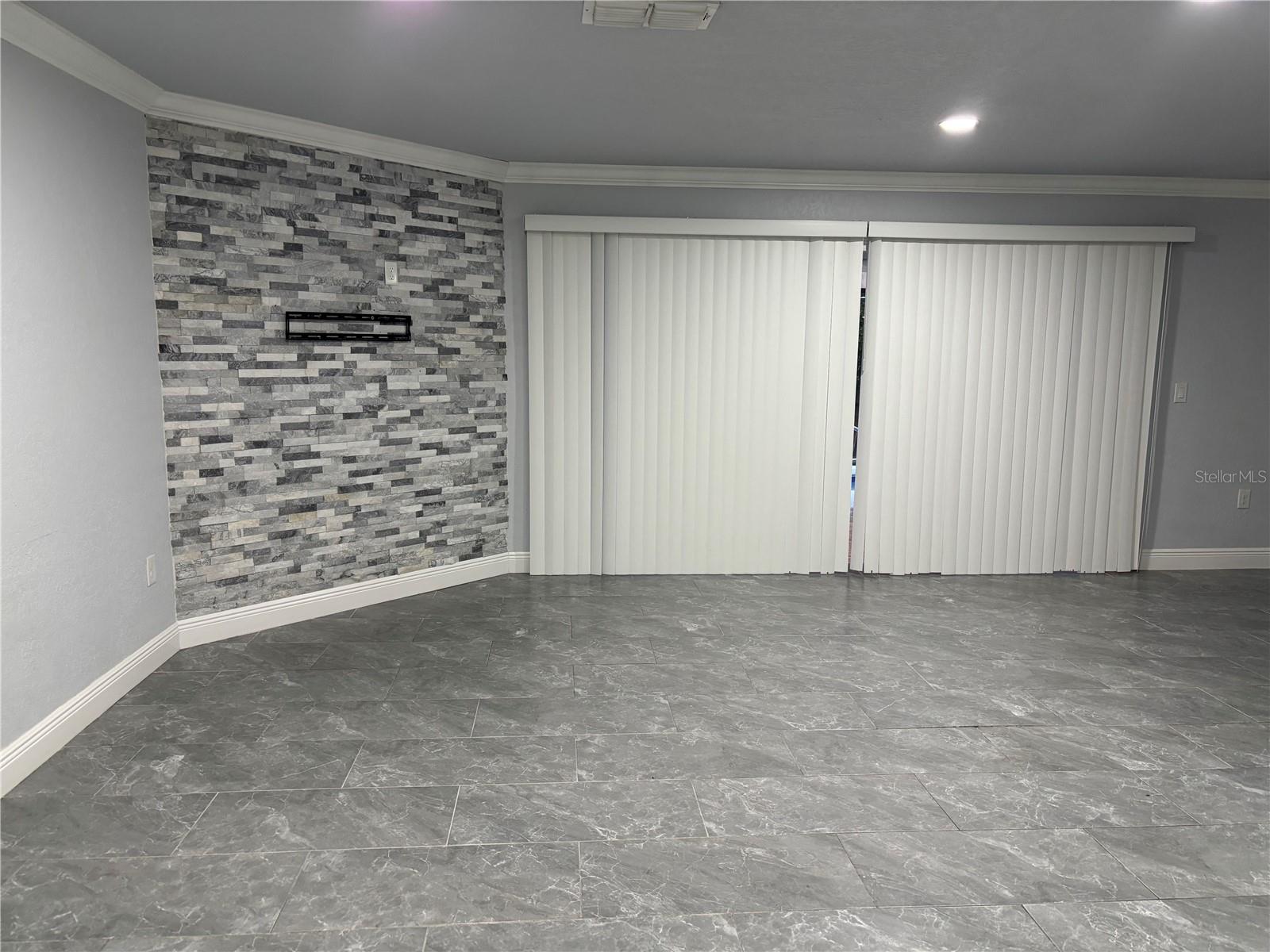 Listing photo id 1 for 7185 Holiday Drive