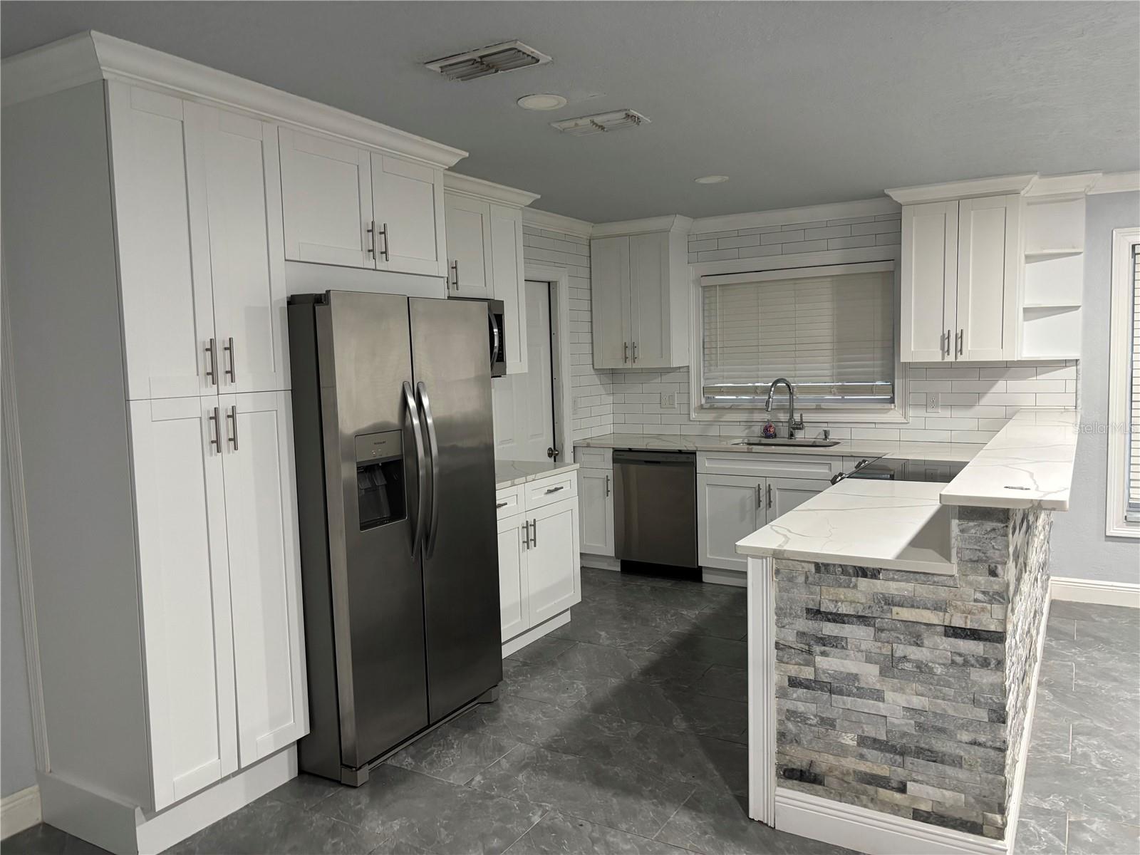 Listing photo id 3 for 7185 Holiday Drive