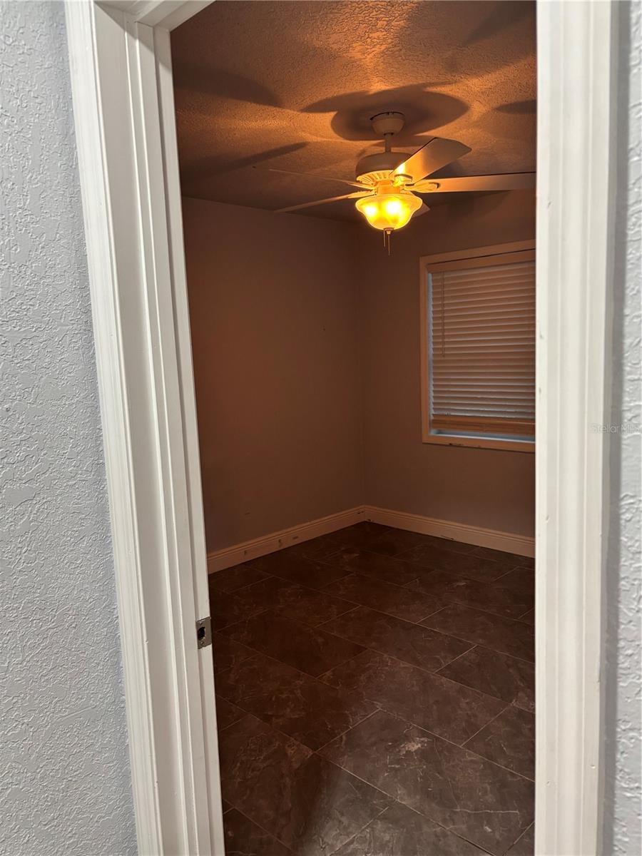 Listing photo id 4 for 7185 Holiday Drive