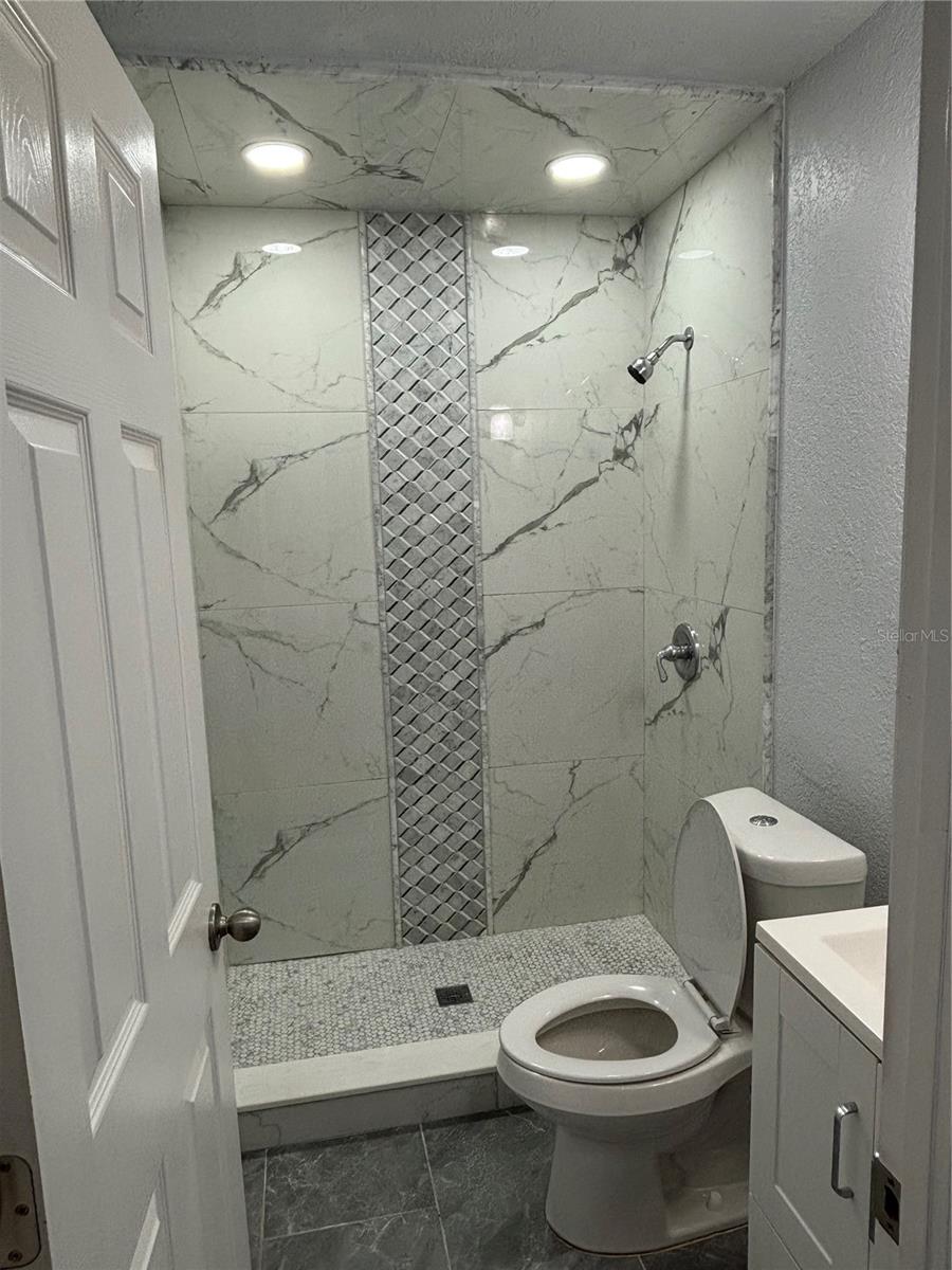 Listing photo id 5 for 7185 Holiday Drive