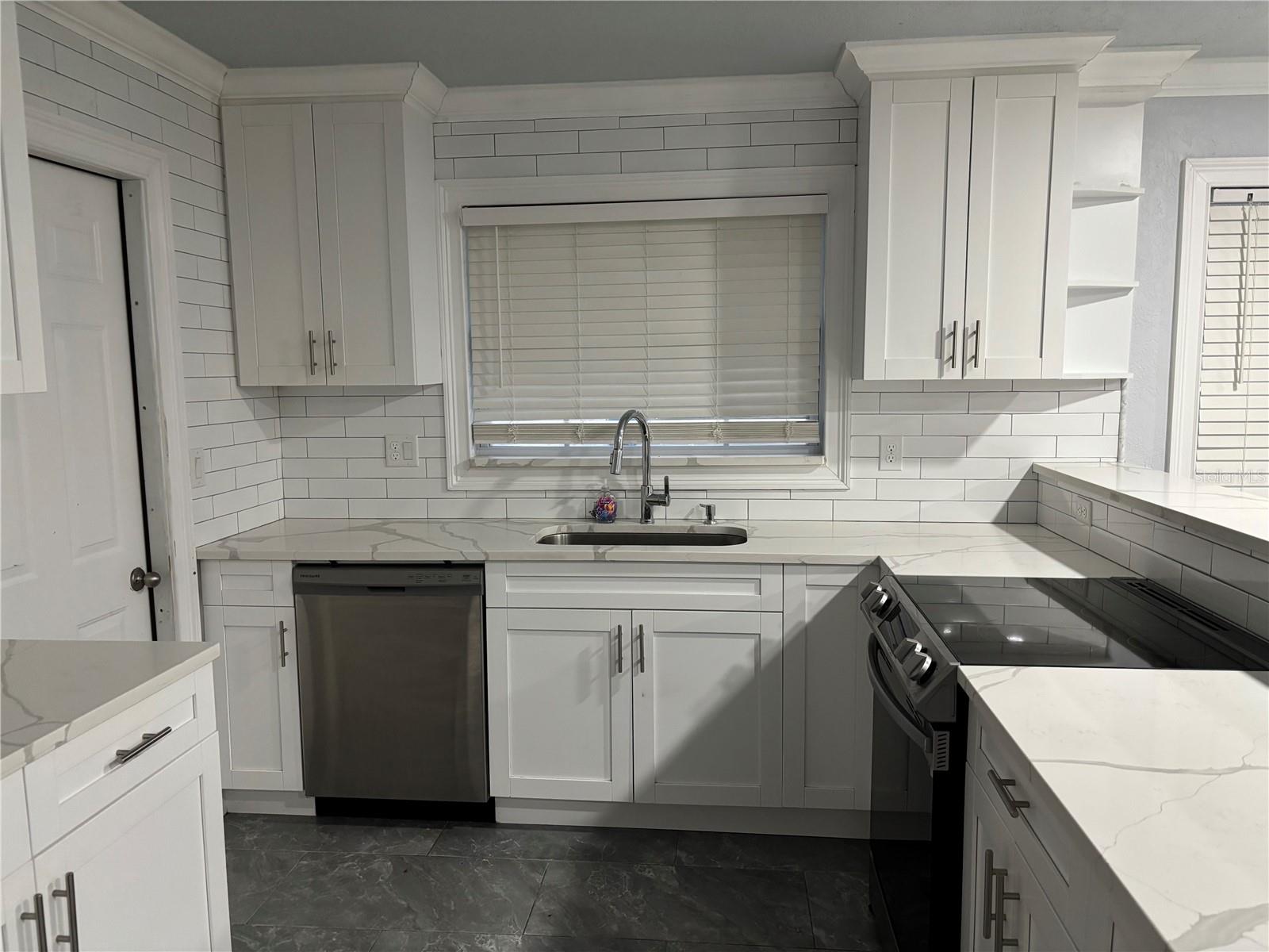 Listing photo id 6 for 7185 Holiday Drive