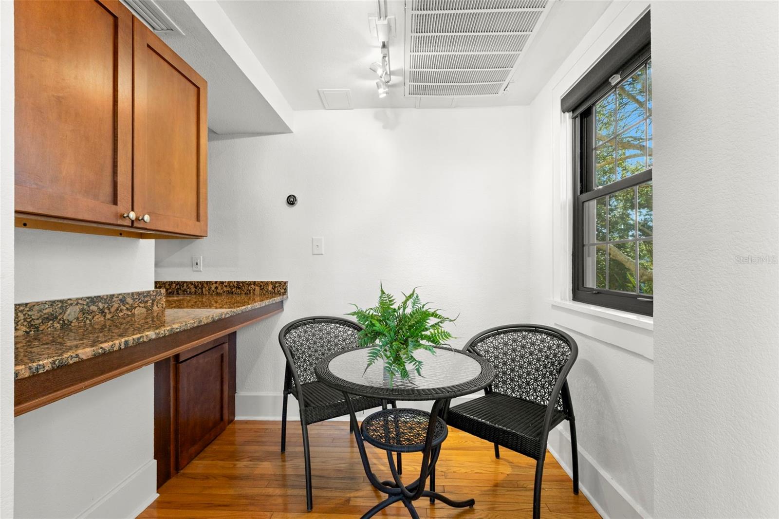 Image 12 of 38 For 210 22nd Avenue Ne 15