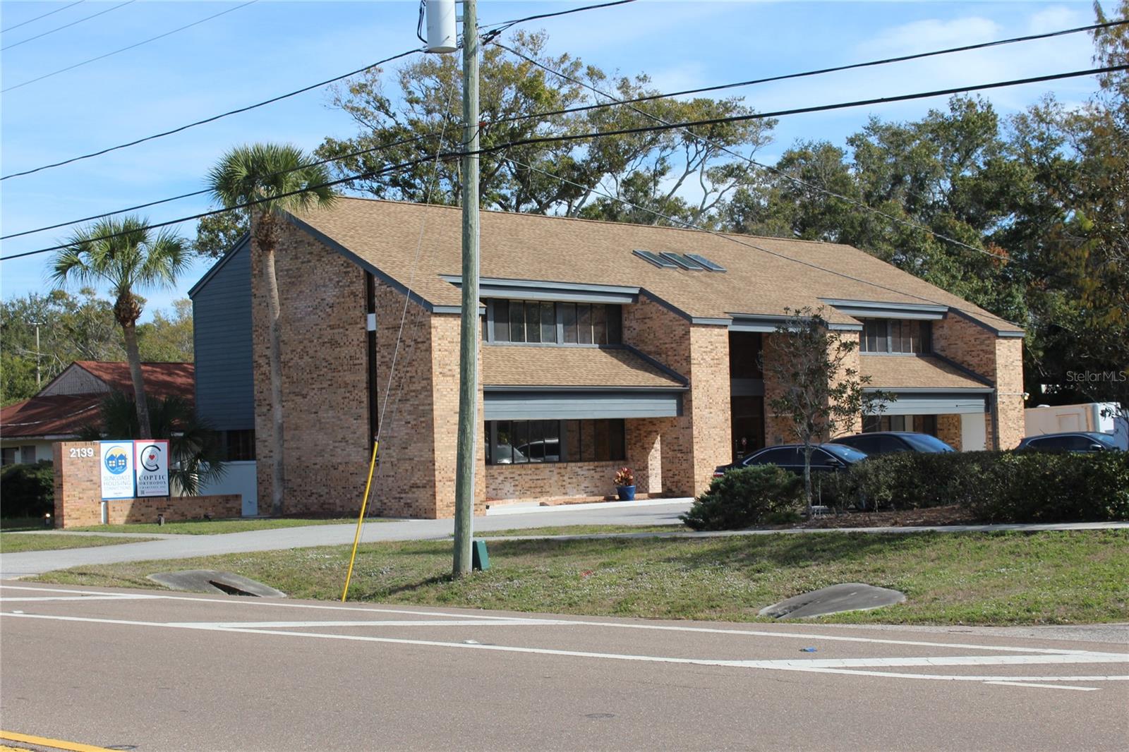 Listing photo id 0 for 2139 Coachman Road