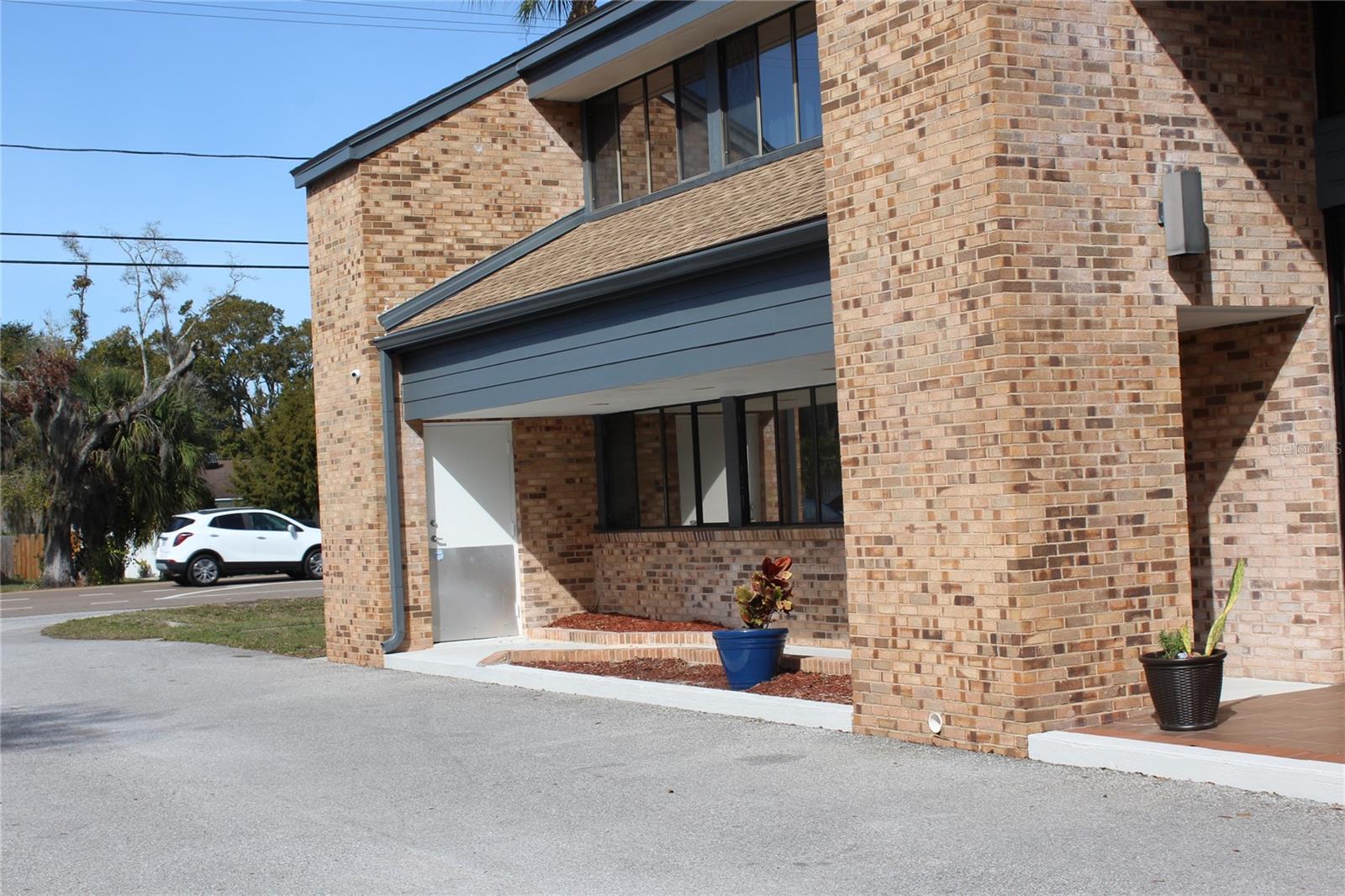 Listing photo id 5 for 2139 Coachman Road