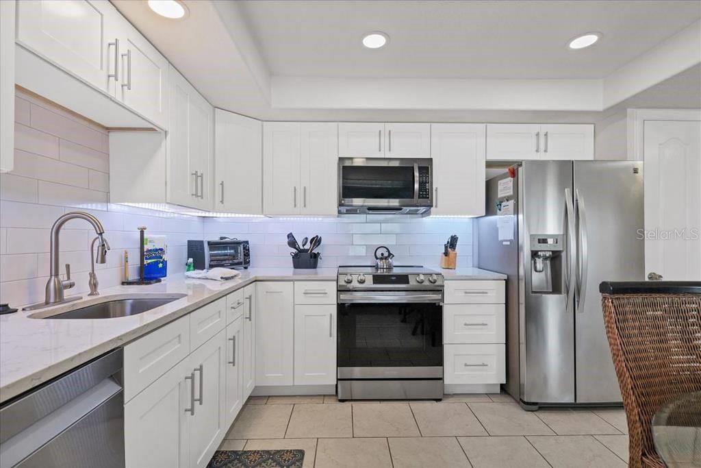 Image 4 of 11 For 6154 Midnight Pass Road 103