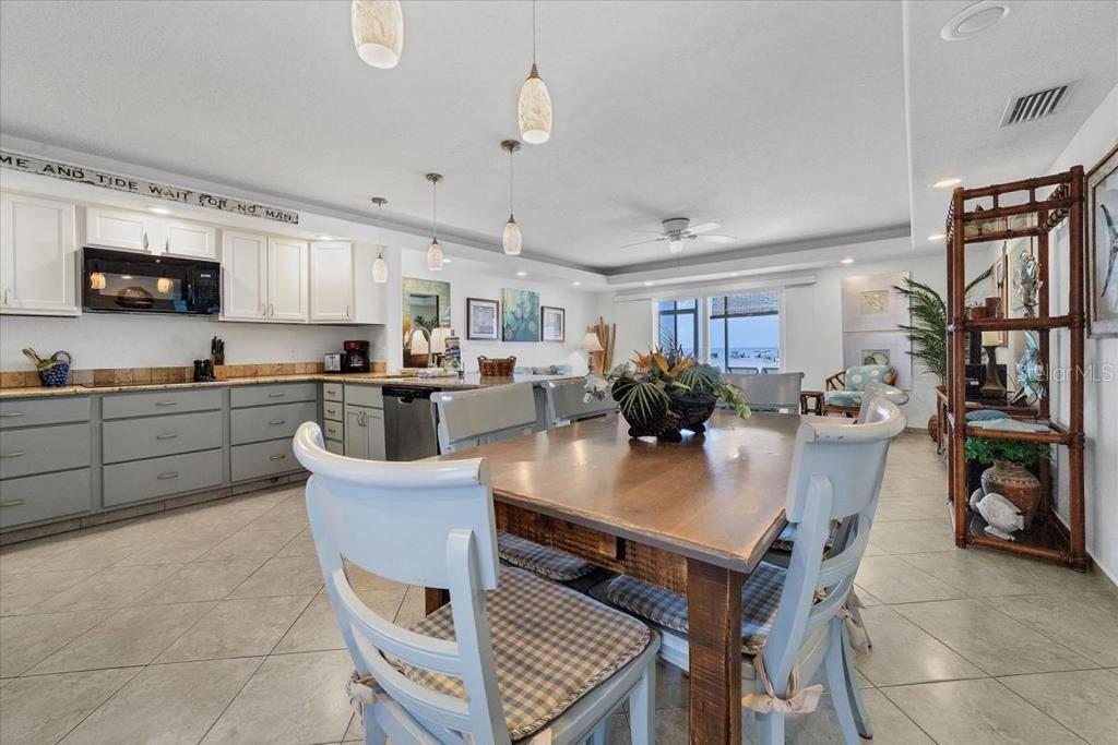 Image 4 of 11 For 6154 Midnight Pass Road 104