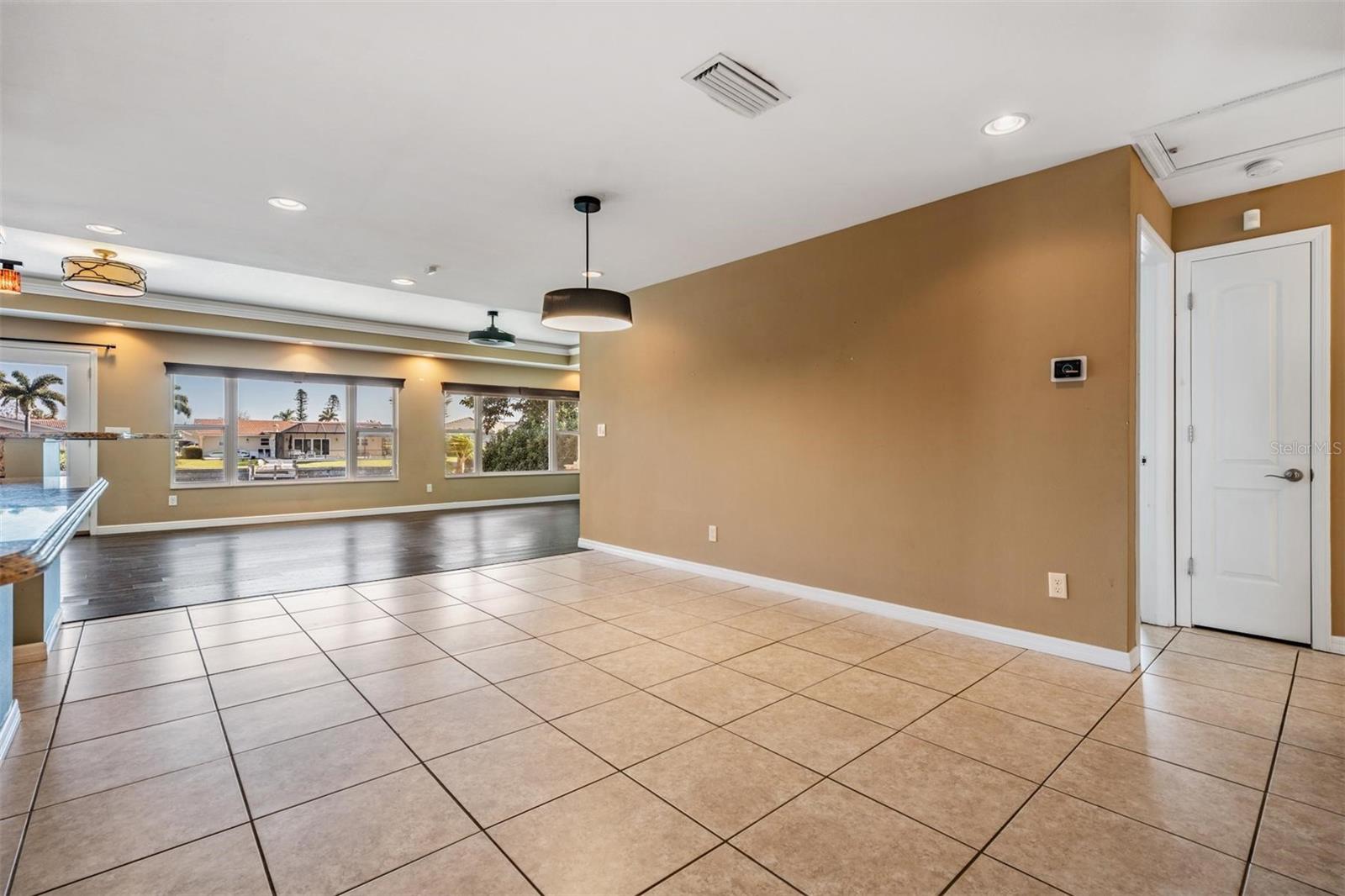 Listing photo id 8 for 1926 Montana Avenue Ne