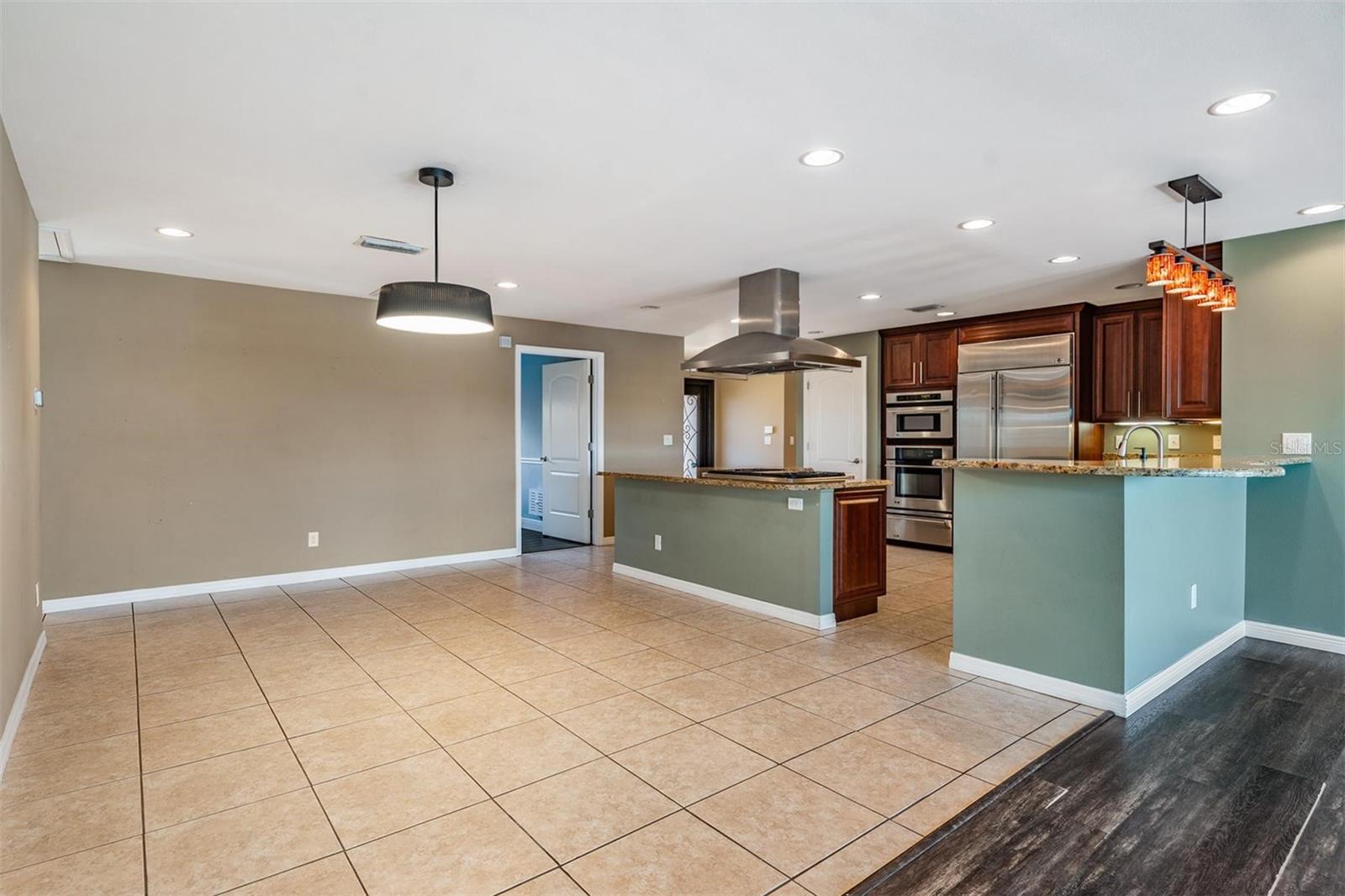 Listing photo id 9 for 1926 Montana Avenue Ne